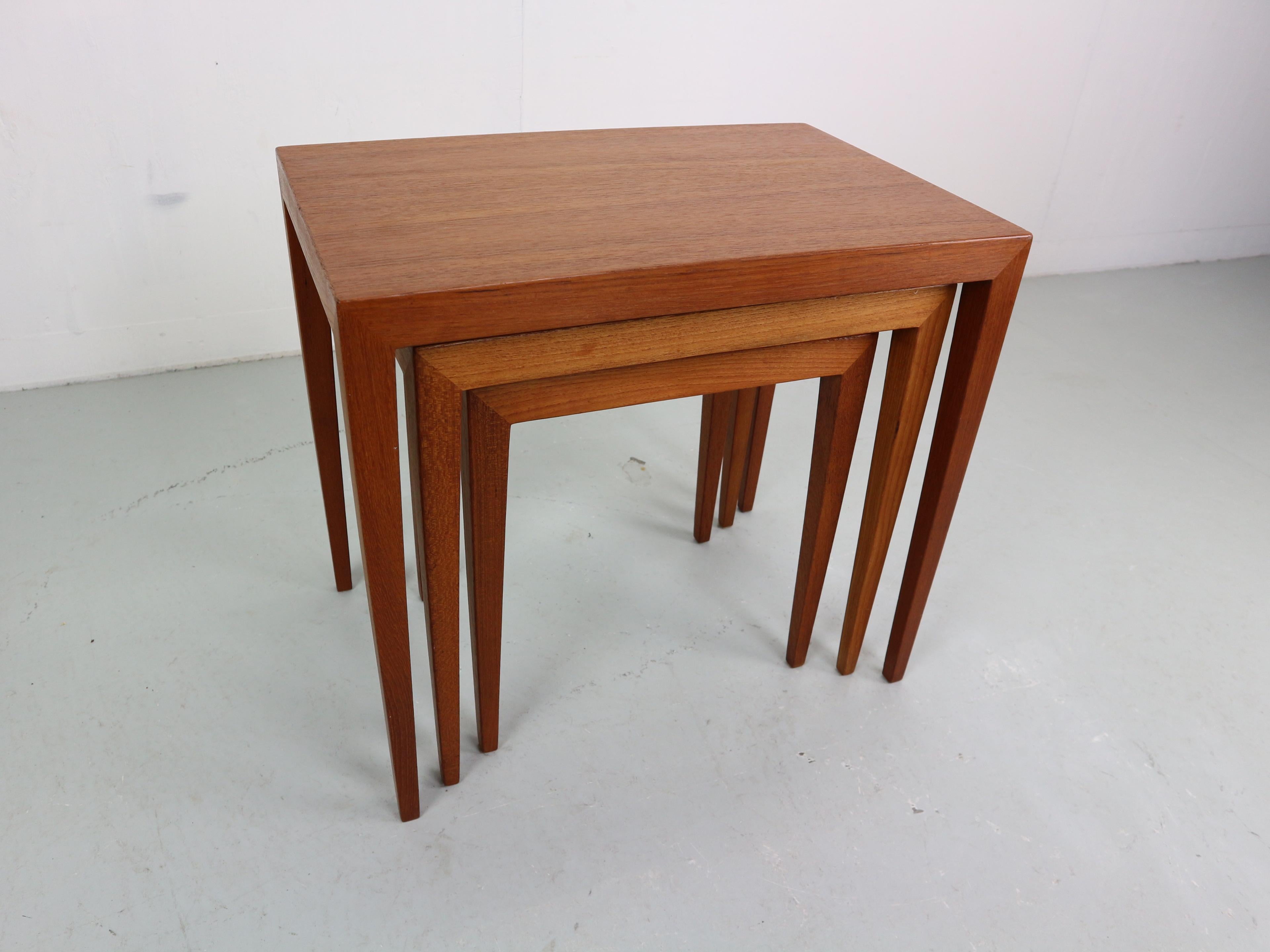 Sehr schöne, raffinierte Tischgruppe, Modell 163, entworfen von Severin Hansen Jr. für Haslev Møbelsnedskeri, Dänemark, 1960. Dieser Nisttisch ist aus sehr schön gemasertem Teakholzfurnier gefertigt und erstaunlich gut verarbeitet. Diese Tabellen