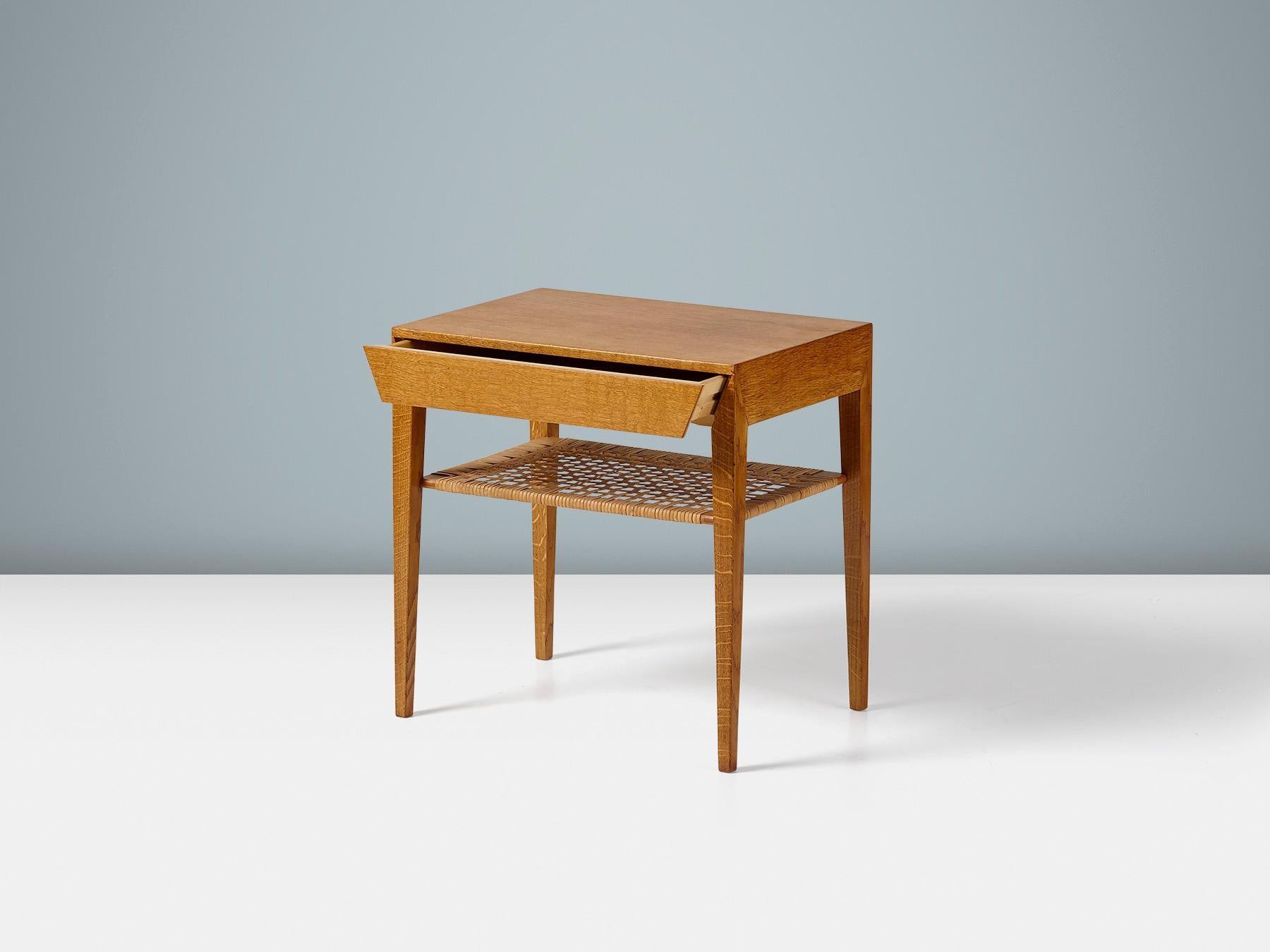 Severin Hansen - Comodino in Oak, anni '50 circa.

Iconico comodino del designer danese Severin Hansen con un unico cassetto sottile rivestito in betulla e un originale ripiano sottostante in canna di rattan intrecciata. Prodotto da Haslev