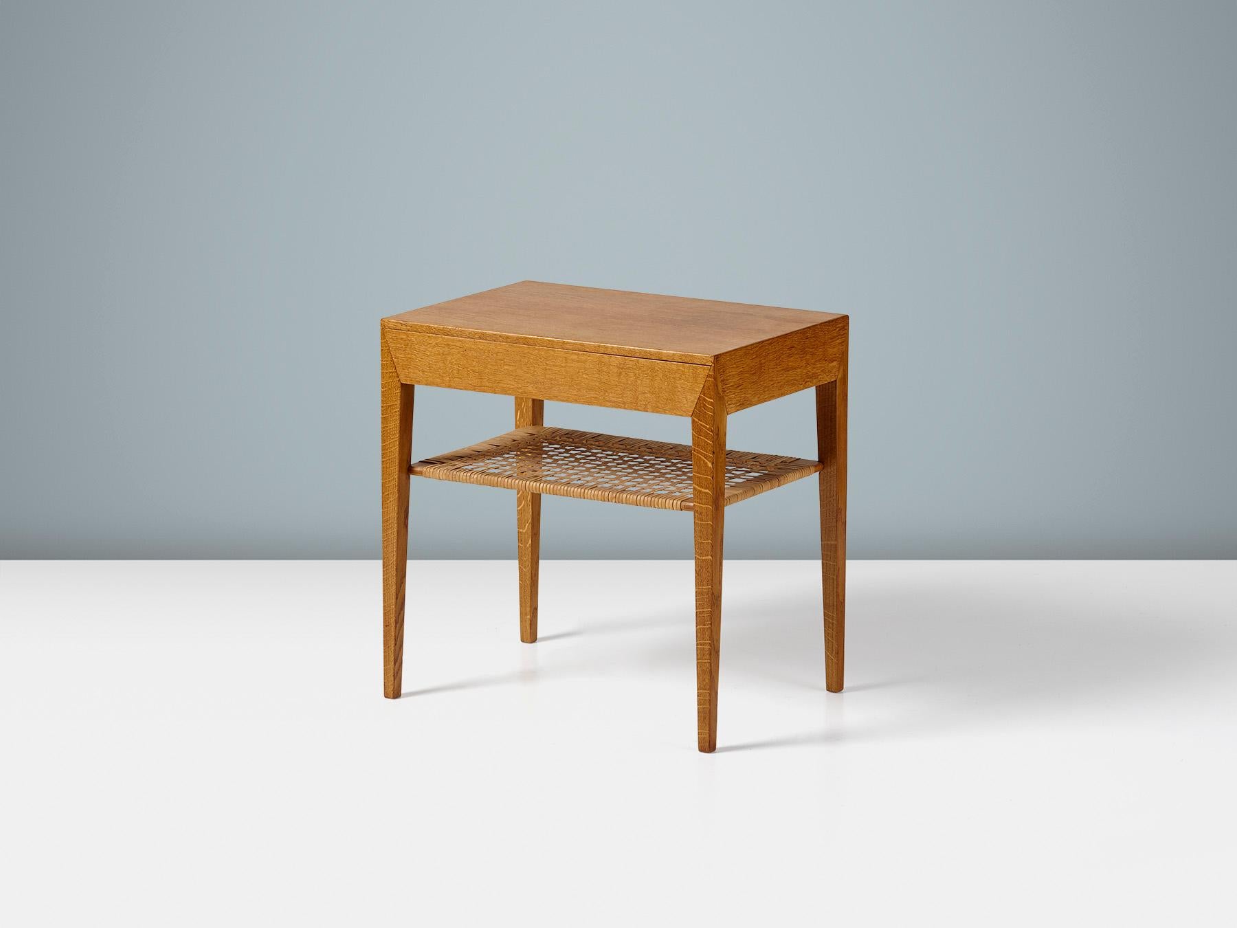 Scandinavo moderno Comodino in Oak di Severin Hansen con ripiani in canna del 1950 ca. in vendita