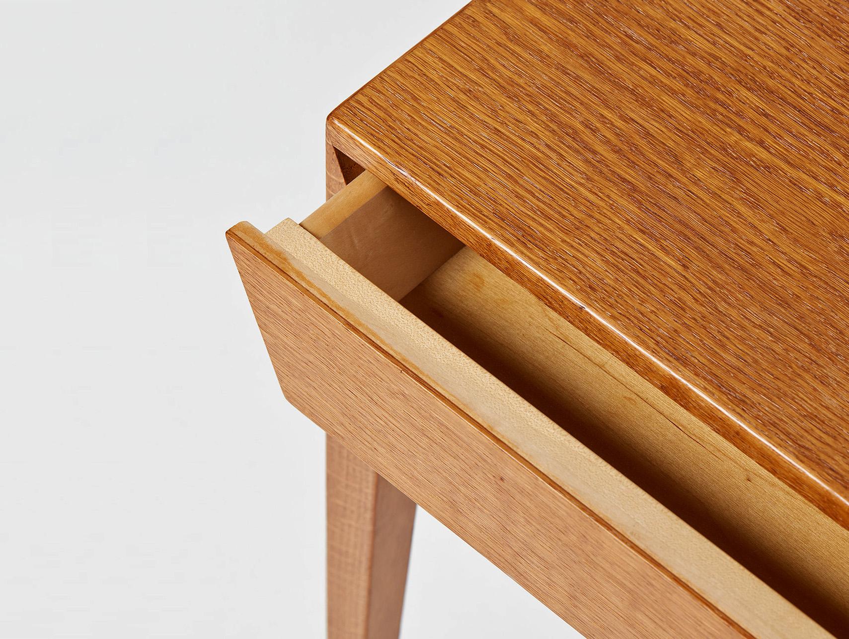 Comodino in Oak di Severin Hansen con ripiani in canna del 1950 ca. In condizioni ottime in vendita a London, England