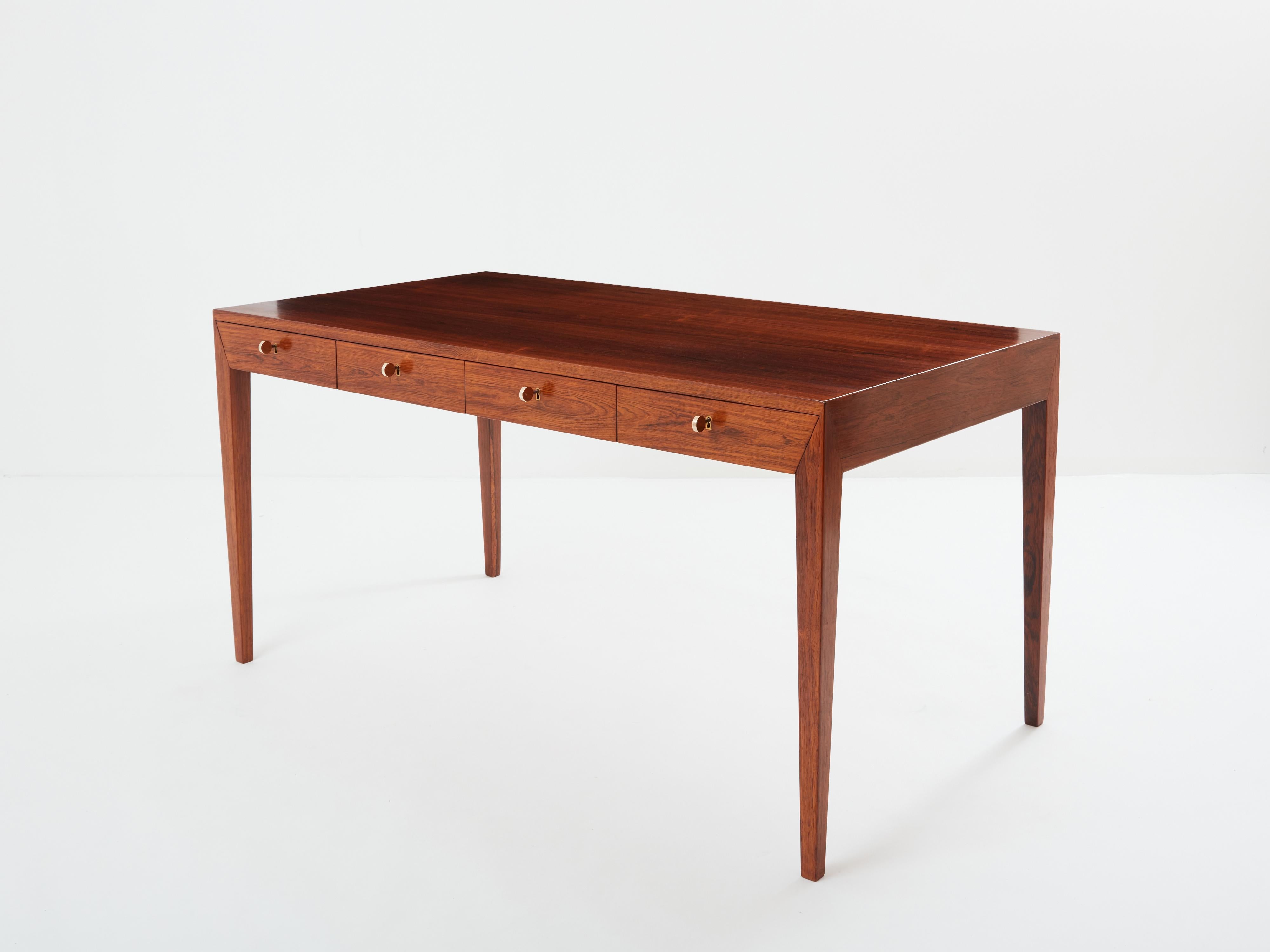Dies ist ein schöner Schreibtisch, der von Severin Hansen entworfen und von Haslev in Dänemark in den frühen 1960er Jahren hergestellt wurde. Dieser freistehende Schreibtisch ist neben dem von Bodil Kjaer einer der ikonischsten Schreibtische der