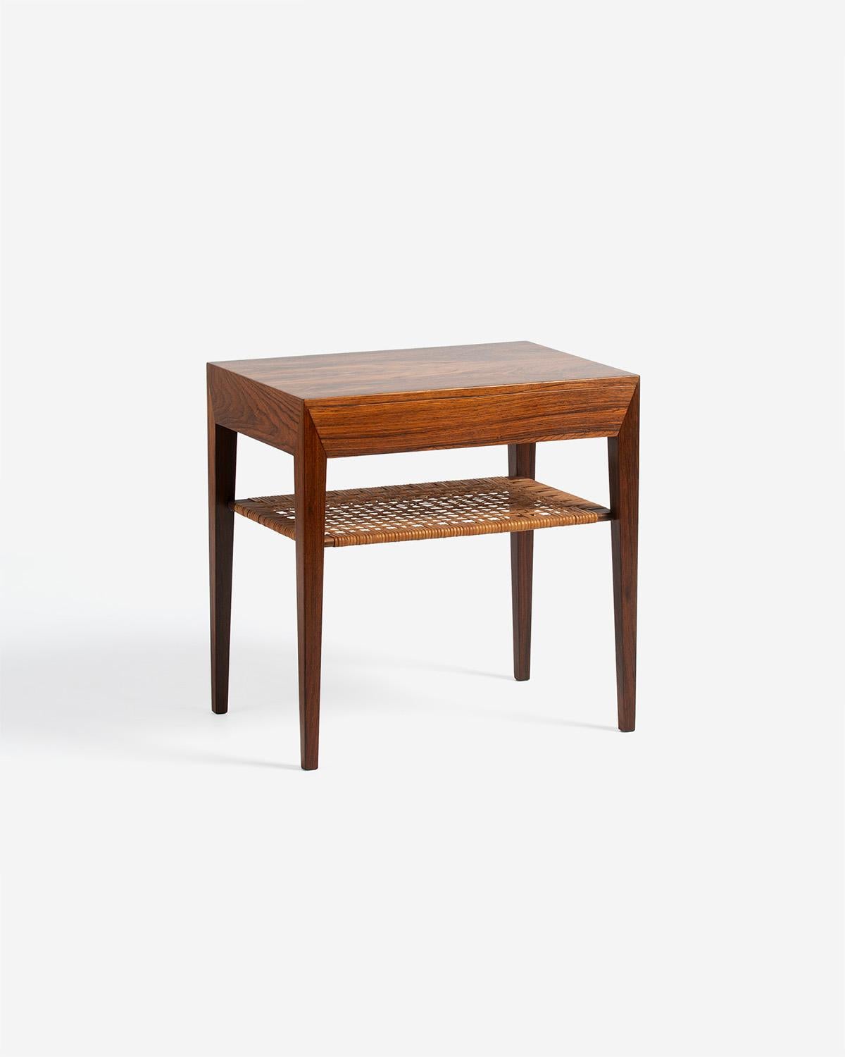 Severin Hansen - Modèle 35 Tables de chevet en chêne

Paire d'exemplaires en chêne patiné de la table de chevet classique Modèle 35 de Severin Hansen, avec étagère en bois et tiroir unique. Cette paire a été soigneusement restaurée à l'huile