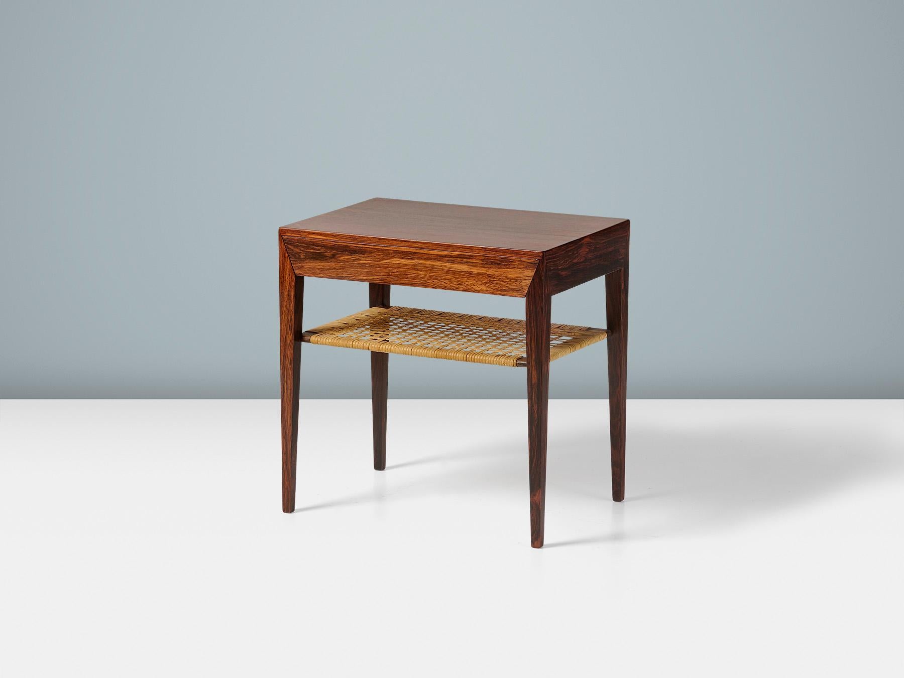 Scandinavo moderno Comodino in legno di palissandro di Severin Hansen con ripiano in canna del 1950 circa in vendita