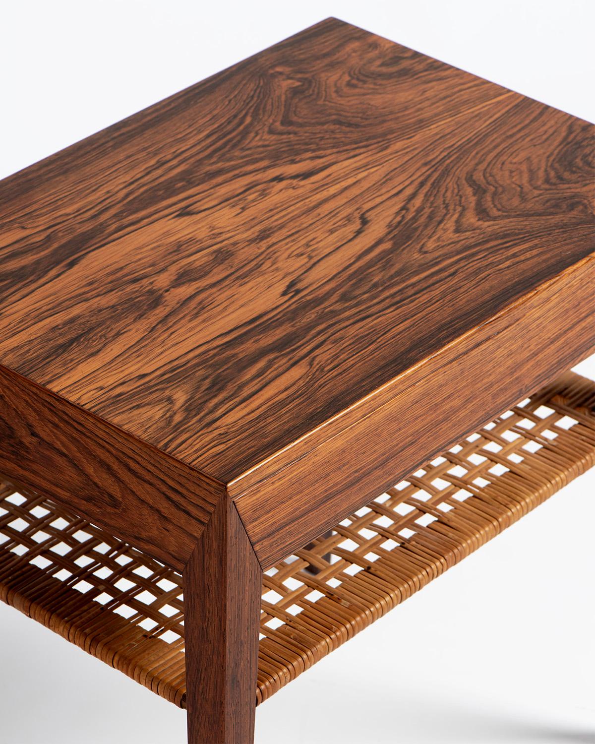 Scandinave moderne Severin Hansen Table de nuit en palissandre avec étagère en rotin v1950s en vente