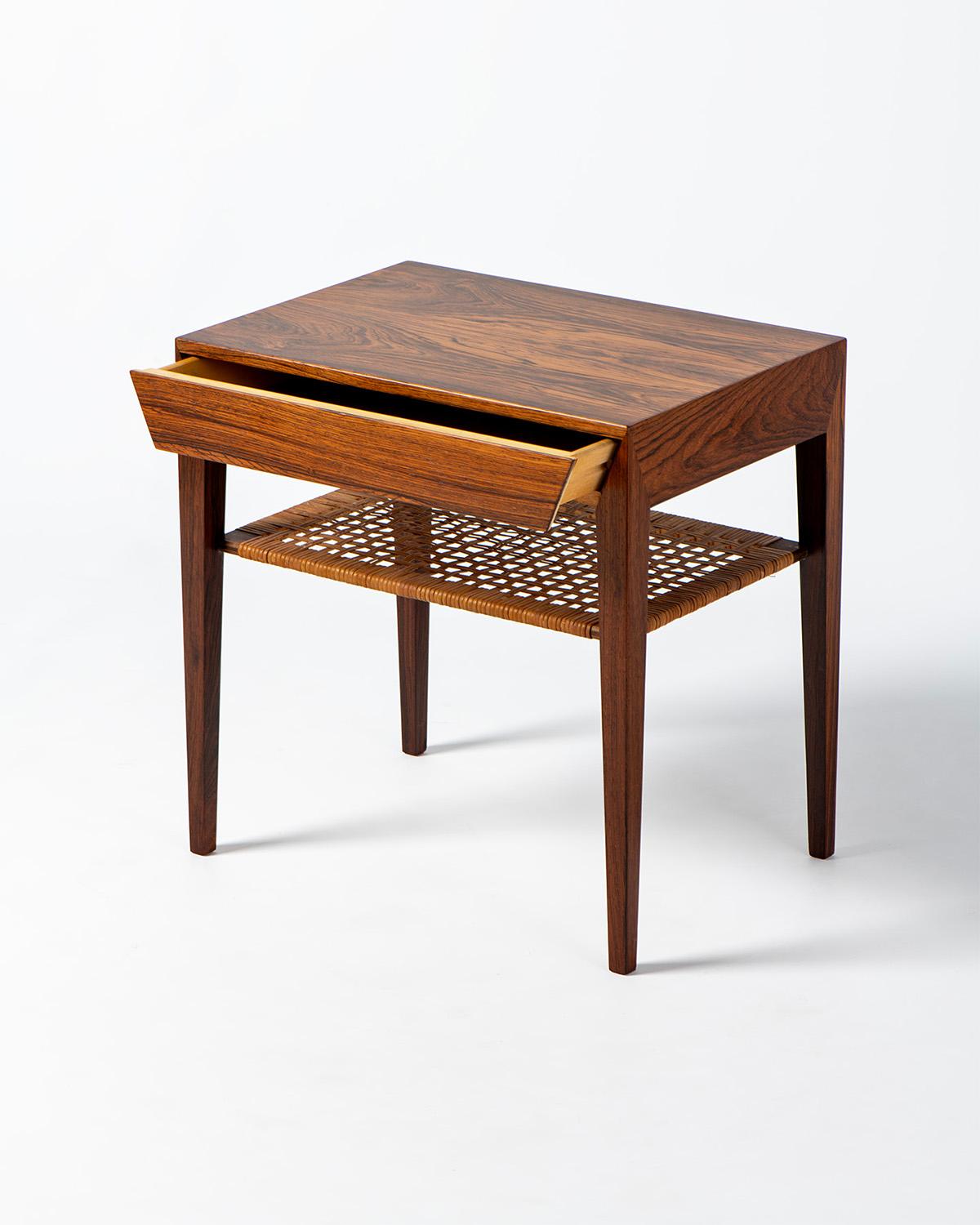 Danois Severin Hansen Table de nuit en palissandre avec étagère en rotin v1950s en vente