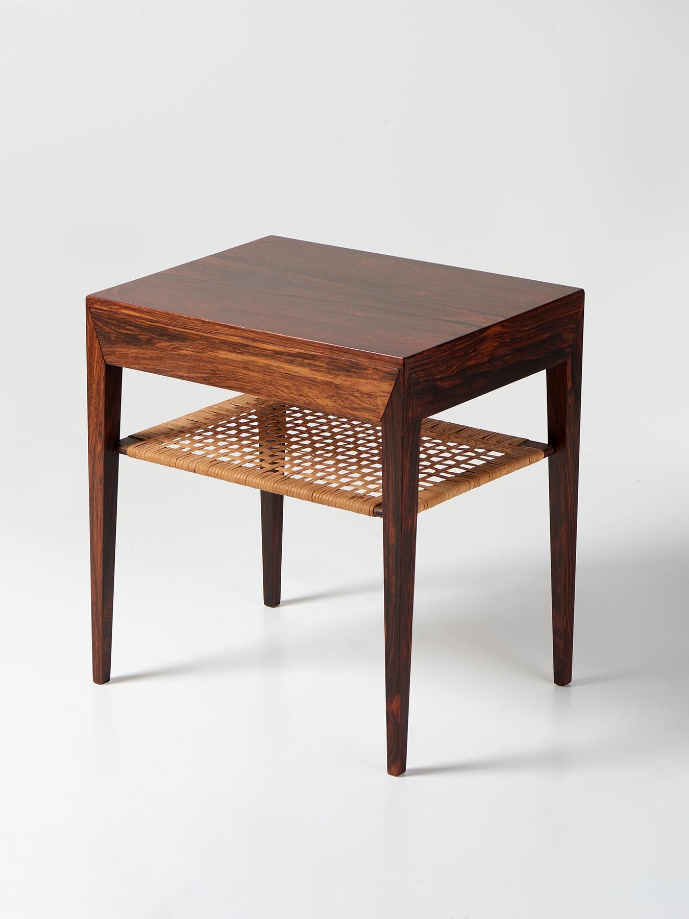 Comodino in legno di palissandro di Severin Hansen con ripiano in canna del 1950 circa In condizioni ottime in vendita a London, England