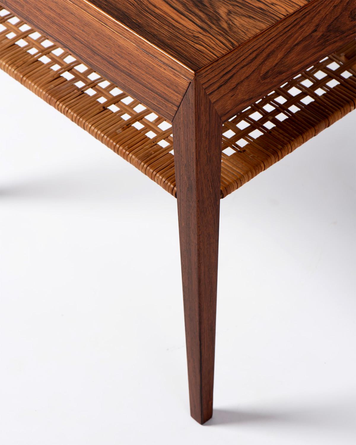 Severin Hansen Table de nuit en palissandre avec étagère en rotin v1950s Excellent état - En vente à London, England