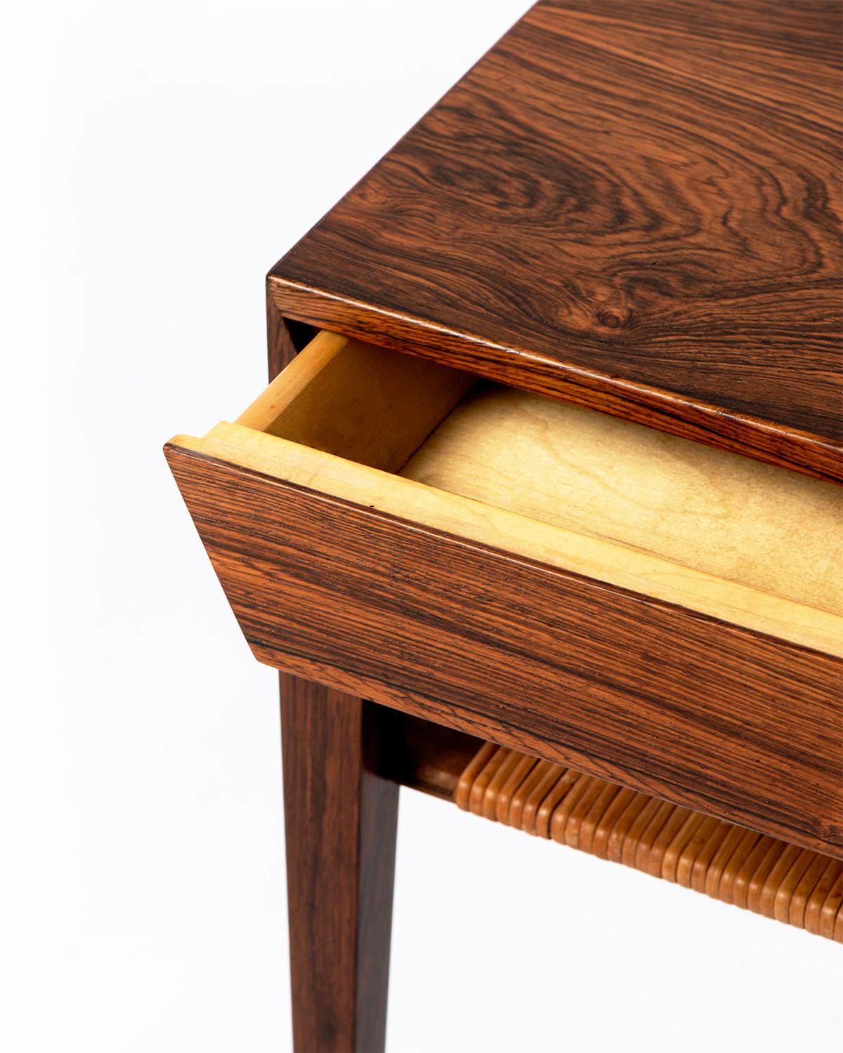 Milieu du XXe siècle Severin Hansen Table de nuit en palissandre avec étagère en rotin v1950s en vente