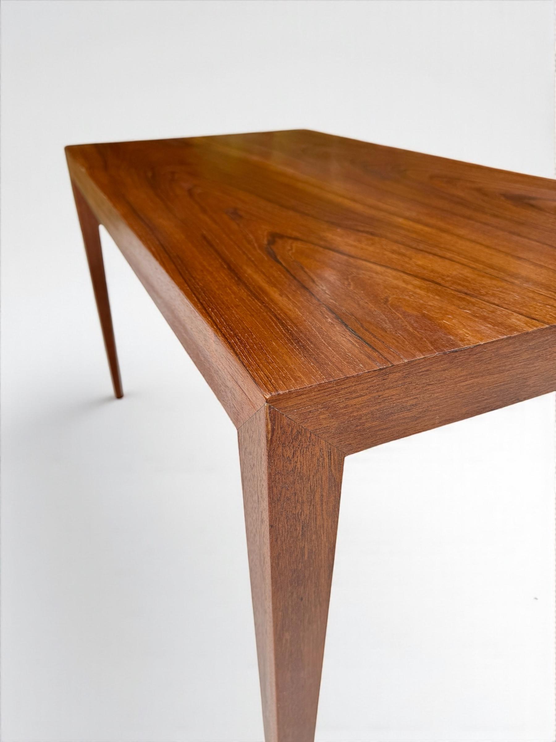 Mesa auxiliar de palisandro Severin Hansen para Haslev Mobelfabrik, Dinamarca Años 60 Moderno de mediados de siglo en venta