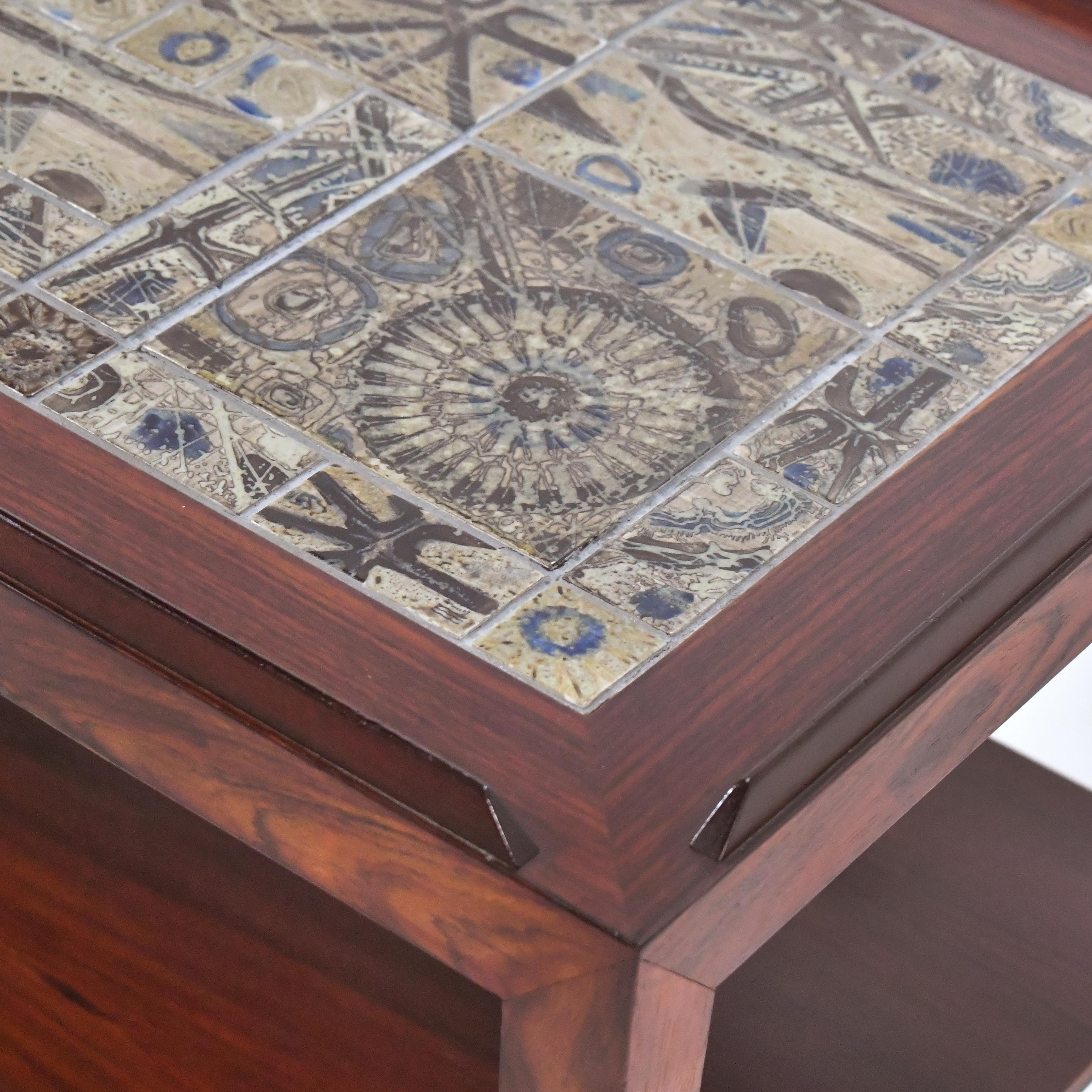 Céramique Table d'appoint Severin Hansen en bois de rose avec plateau en carreaux