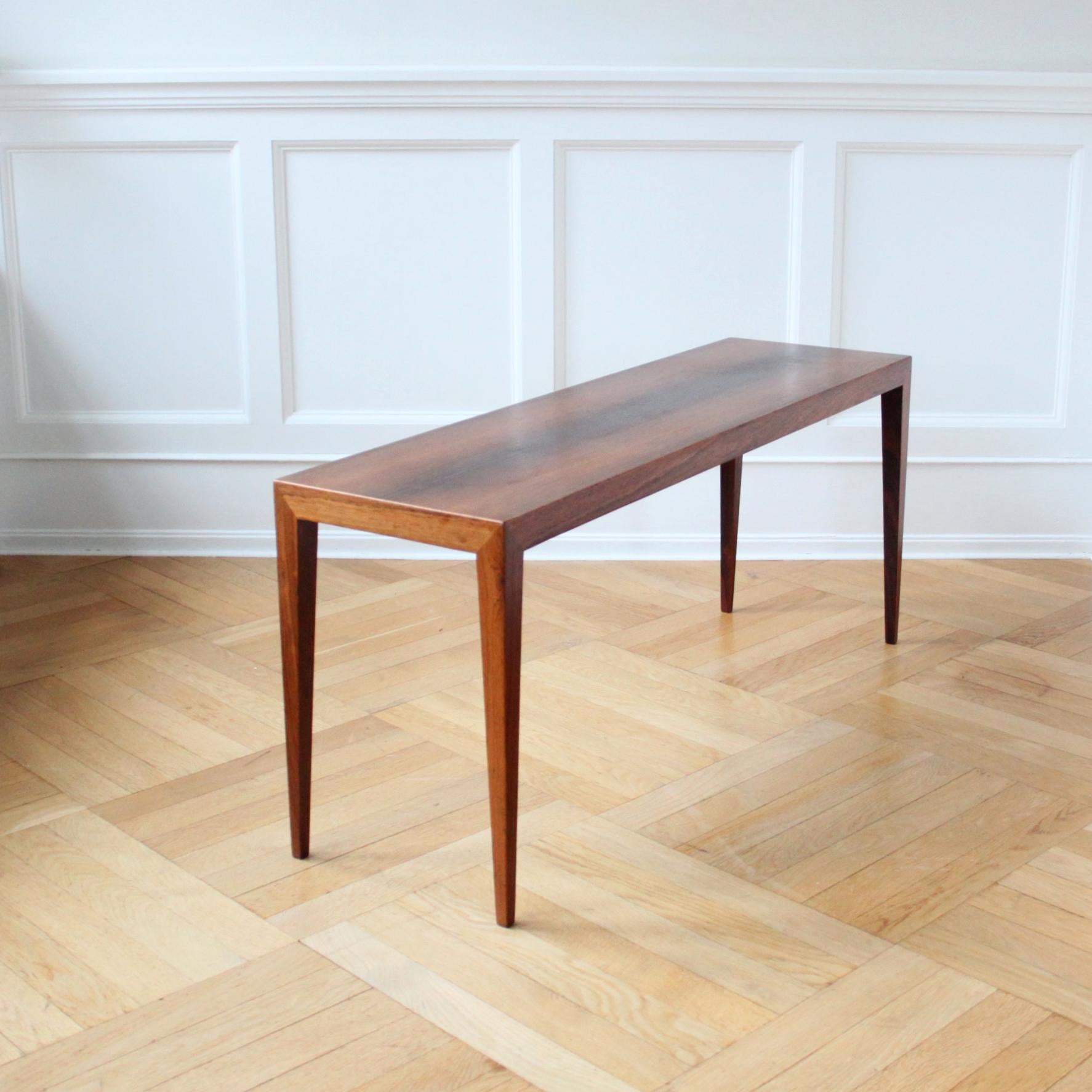 SEVERIN HANSEN & HASLEV MØBELSNEDKERI
SCANDINAVIAN MODERN

A beautiful coffee table or end table for beds, Severin Hansen, Haslev Møbelsnedkeri, Denmark 1960s.  Elegant design and perfect for end of bed table. With manufacturer's label.

Very good