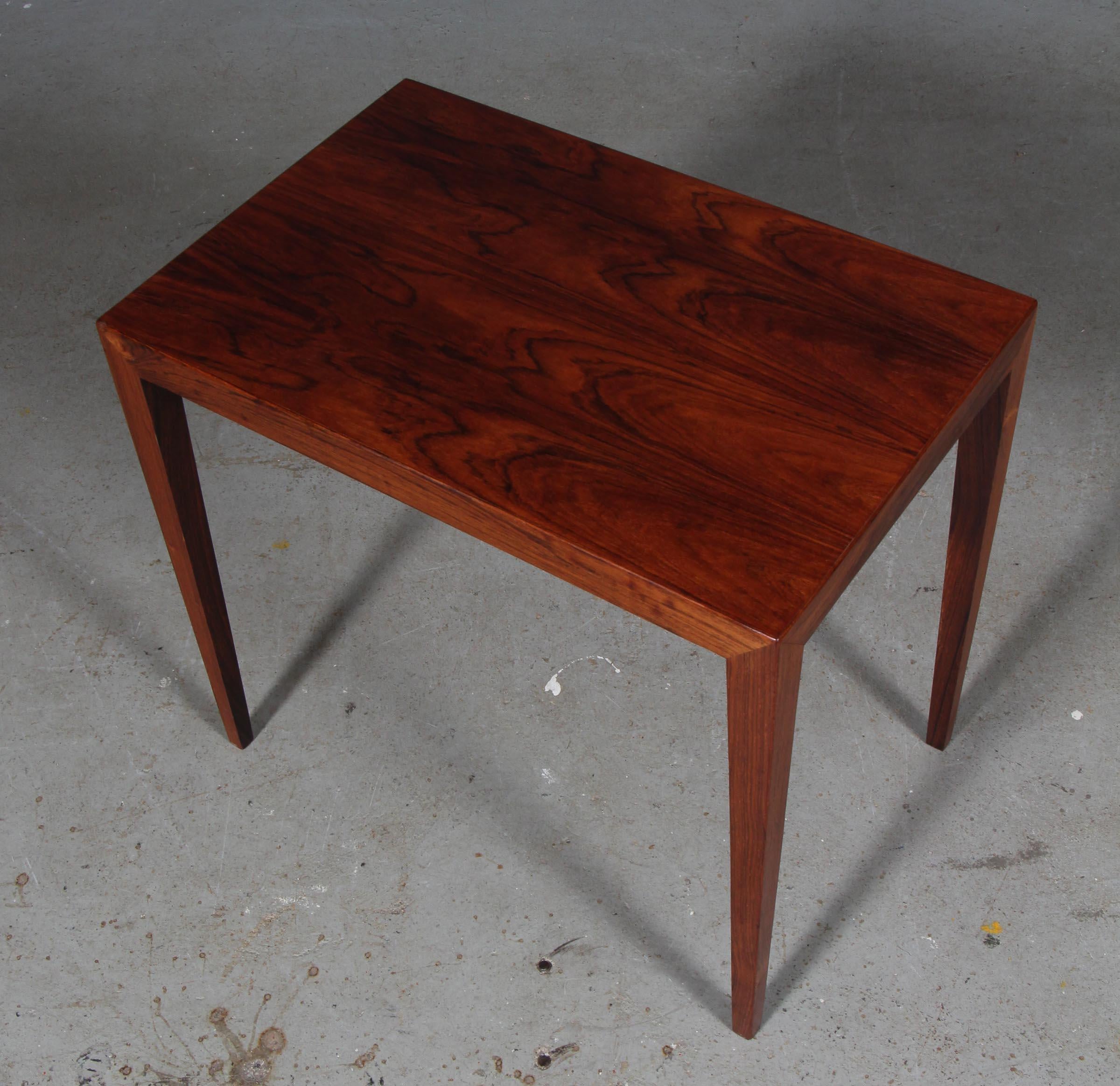 Severin Hansen side table / bed side table.

Rosewood veneer.

Made by Haslev Møbler, 1960s.