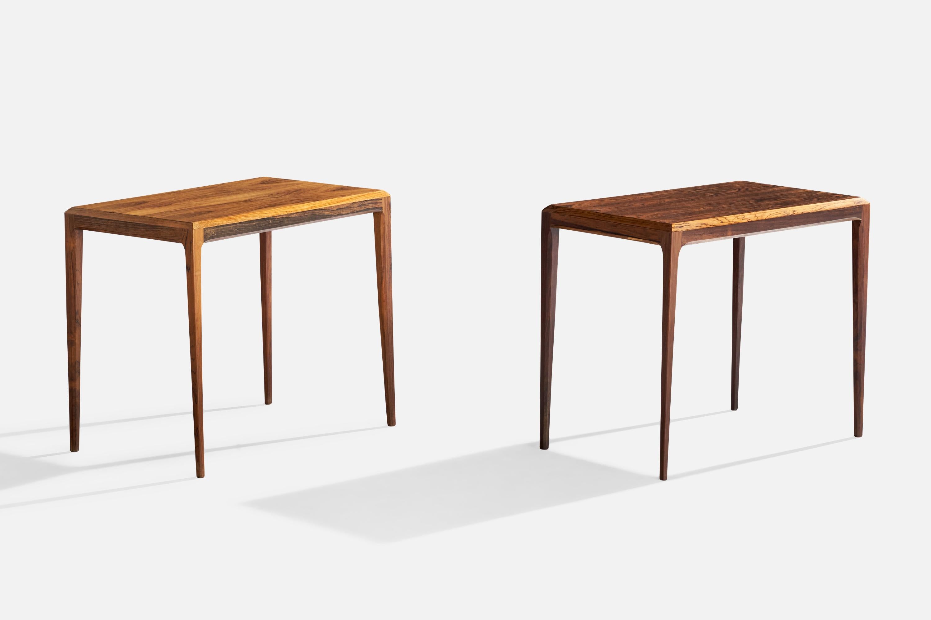 Paire de tables d'appoint en bois de rose conçues par Severin Hansen et produites par Haslev, Danemark, c. années 1960.

Variations dans le ton et le grain du bois de chaque table, comme on peut le voir sur les photos.