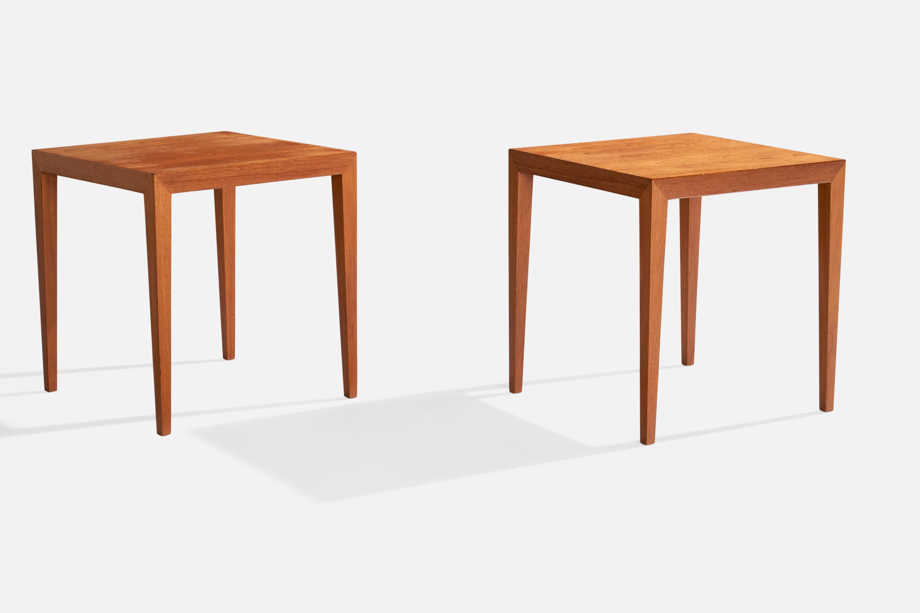 Paire de tables d'appoint en teck conçues par Severin Hansen et produites par Haslev, Danemark, c. années 1960.

Dimensions : 20