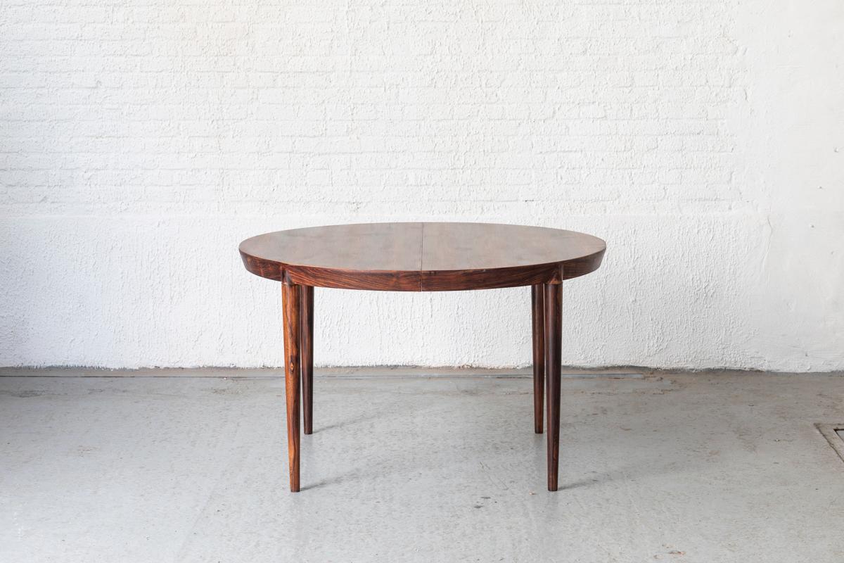 Extendable dining table, designed by Severin Hansen and produced by Haslev in Denmark in the 1960s. This elegant round dining table can be extended from 117cm with up to 2 extra leaves of 50 centimeter into an XL oval table. Once fully extended, it