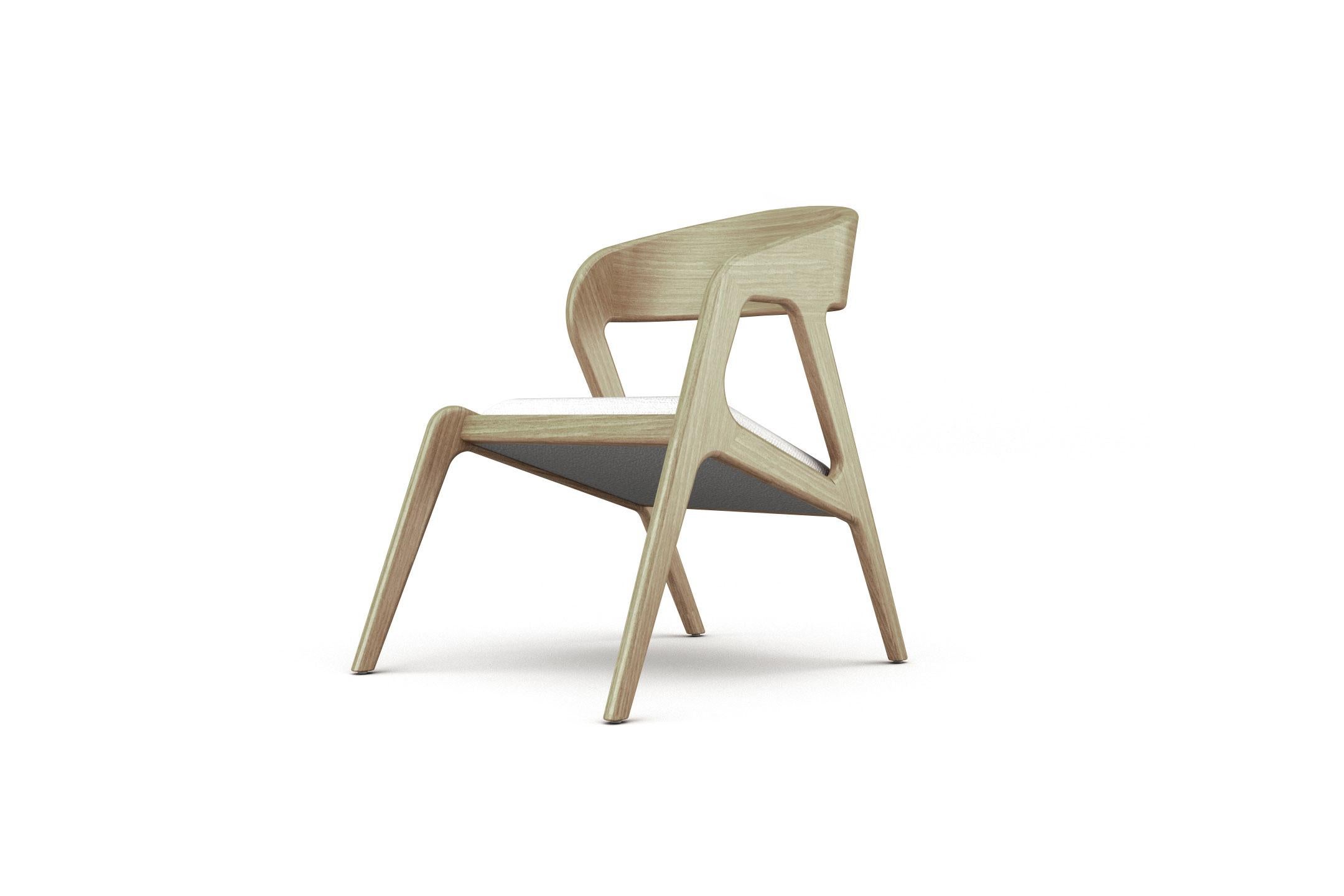 Das Design des Sessels Seville ist mit beweglichen und geschwungenen Konturen gestaltet, die ihm eine unausgesprochene Anmut verleihen. Seine Struktur besteht aus gebogenem Sperrholzfurnier mit einem gepolsterten Schaumstoffsitz, der von unserem