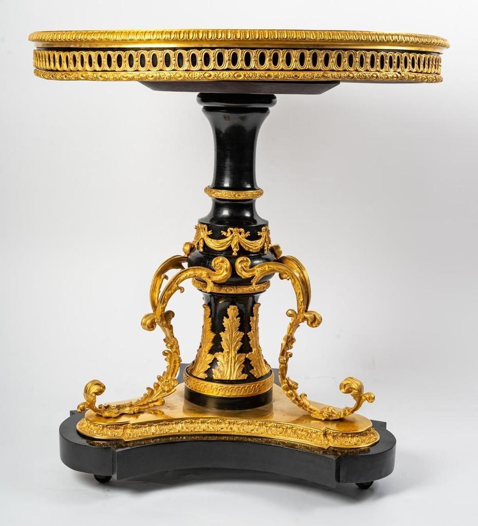 Sèvre pedestal table, late 19th century
Majestic pedestal table from Sèvre, decorated with a gilt bronze frame,
on top there is a painting designed in porcelain, LOUIS XVI style, surrounded by pictures of its companions.
Measures: H: 79 cm, D: 75