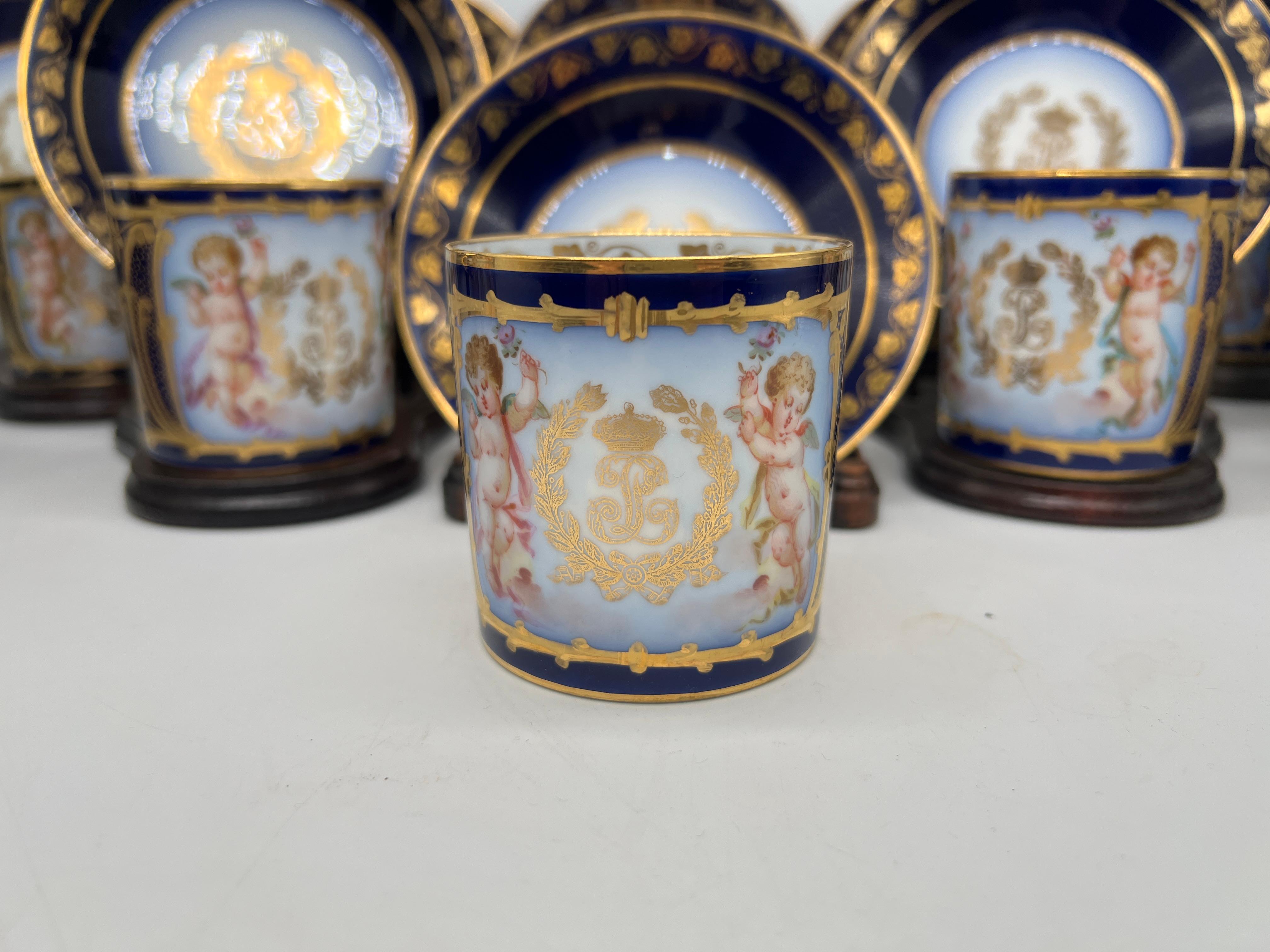 Sèvres, 20 pièces (10 ensembles) Circa 1846. Réalisé pour le service du Château des Tuileries de Louis Phillippe

Cet exquis groupe de tasses et soucoupes en porcelaine de Sèvres (10 services) date de l'époque Louis-Philippe et porte le monogramme