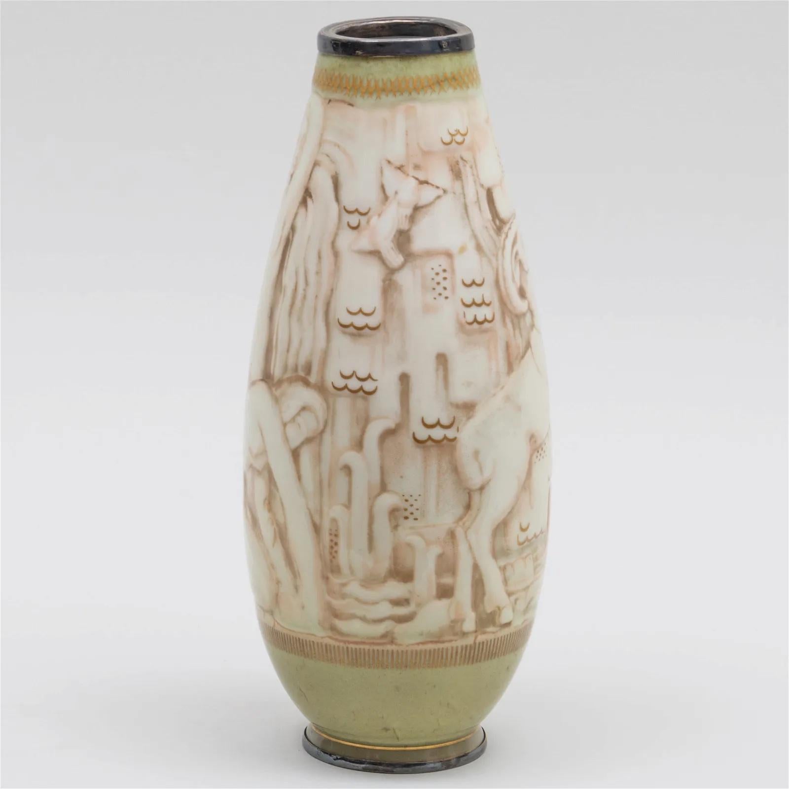 Art Déco  vaso in porcellana di Sèvres d'epoca con base e bordo in metallo argentato di Andrien Leduc. Marchio e firma stampati 
