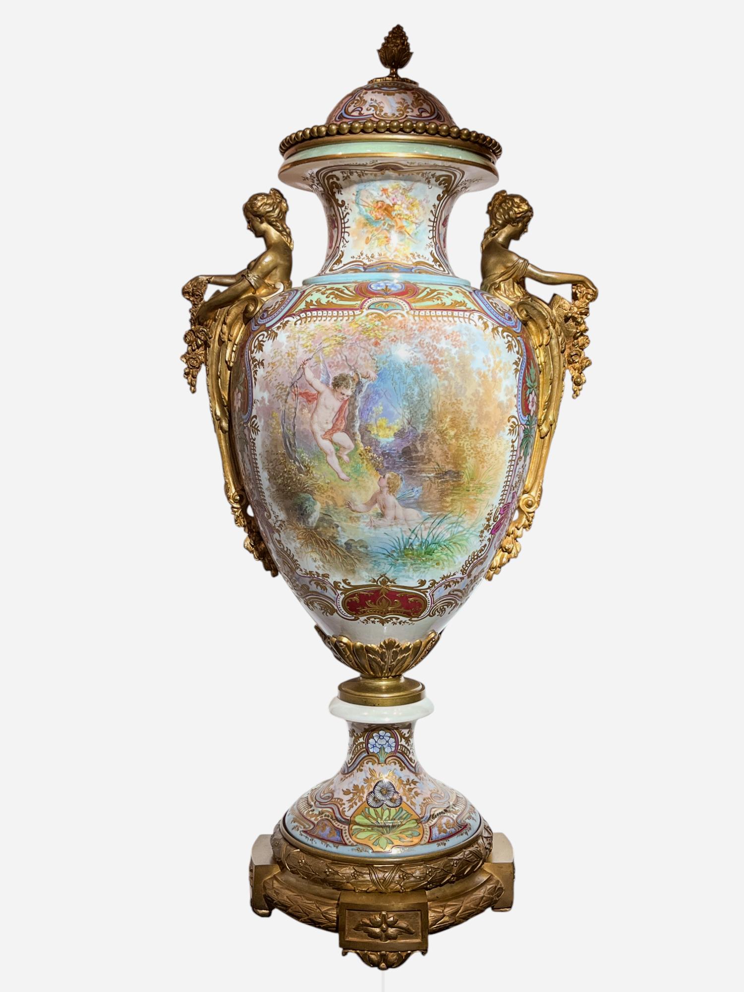Jarrón de porcelana policromada Art Nouveau de Sèvres con esmalte iridiscente de Fuchs Francés en venta