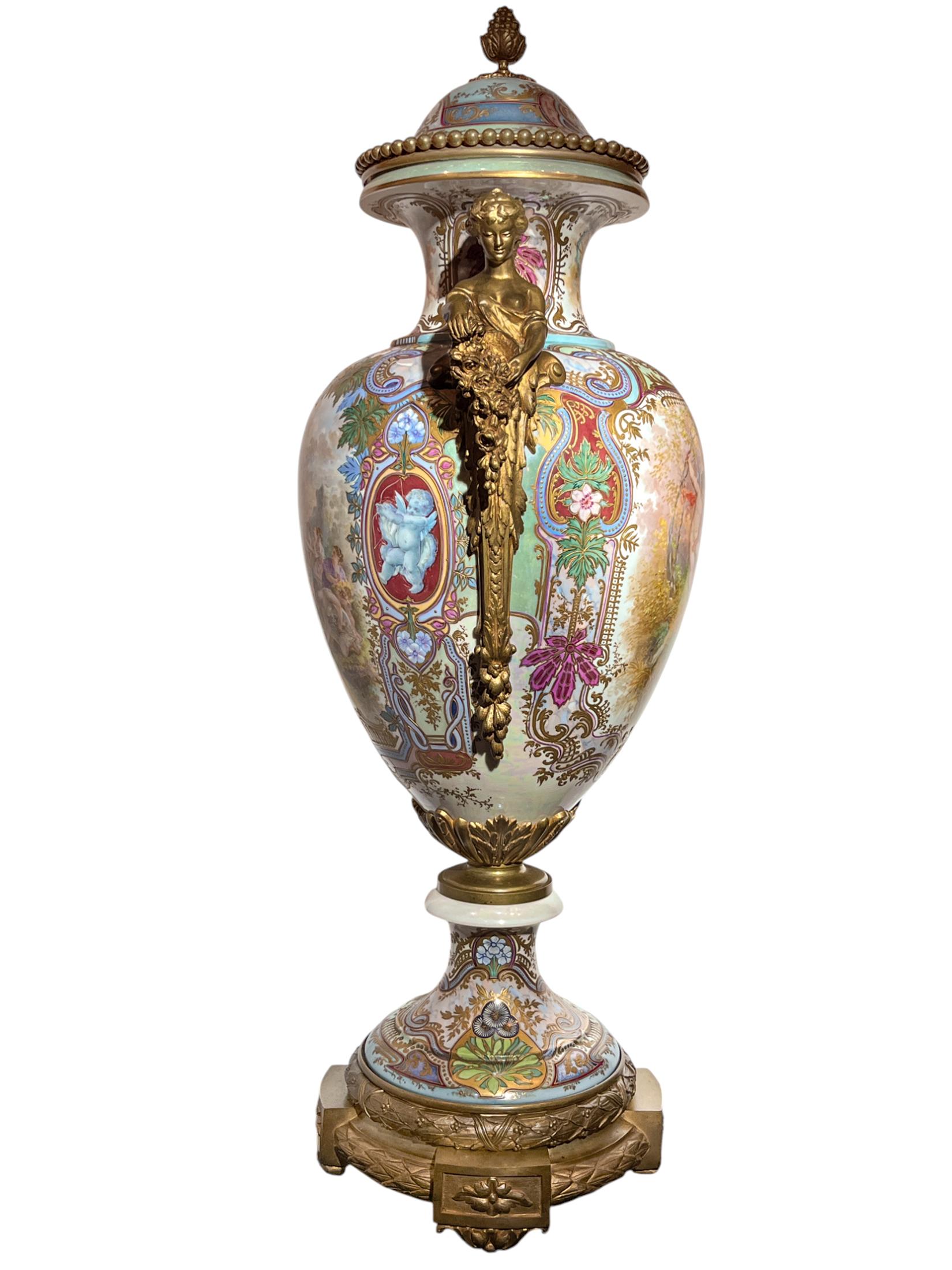 Jarrón de porcelana policromada Art Nouveau de Sèvres con esmalte iridiscente de Fuchs Vaciado en venta
