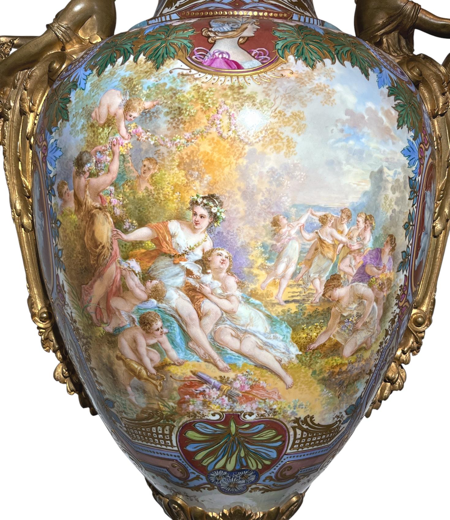 Jarrón de porcelana policromada Art Nouveau de Sèvres con esmalte iridiscente de Fuchs en Bueno estado para la venta en New York, NY