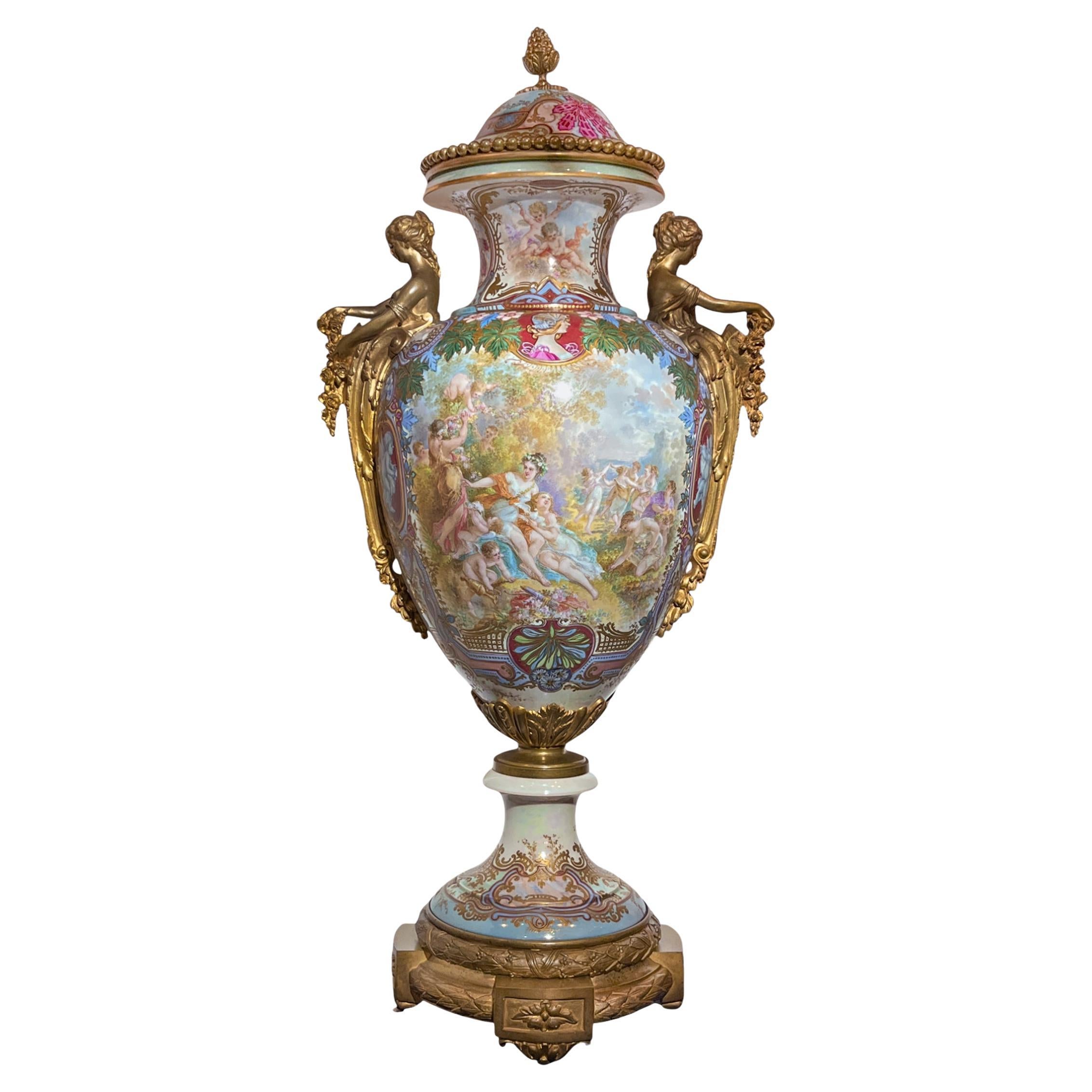 Jarrón de porcelana policromada Art Nouveau de Sèvres con esmalte iridiscente de Fuchs en venta