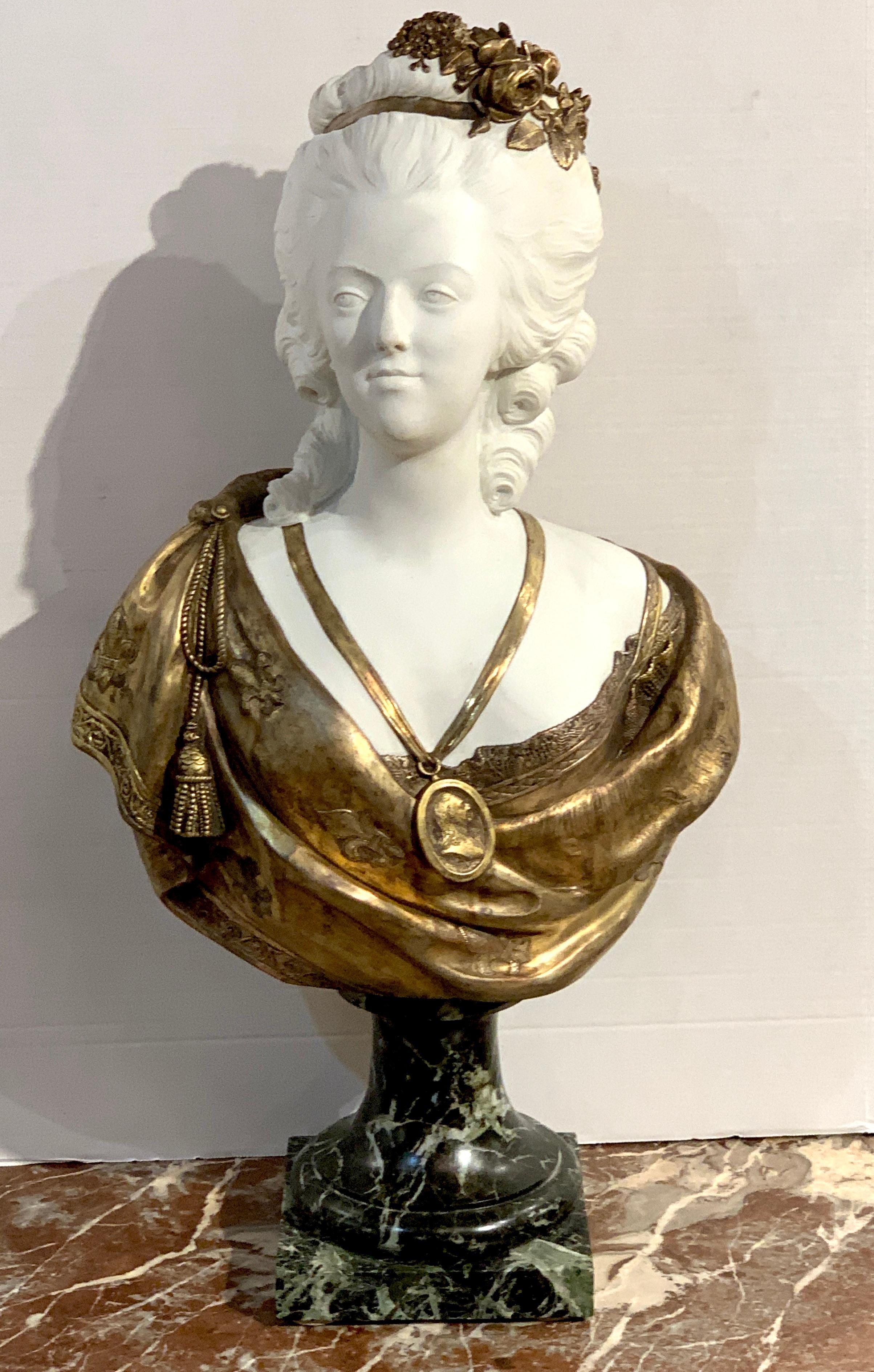 Buste de Marie-Antoinette en porcelaine de Sèvres (attribuée), en biscuit et bronze doré, d'après Félix Lecomte (sculpteur français 1737-1817). Le visage est en biscuit blanc, la robe et les bijoux en bronze doré, le tout reposant sur une base
