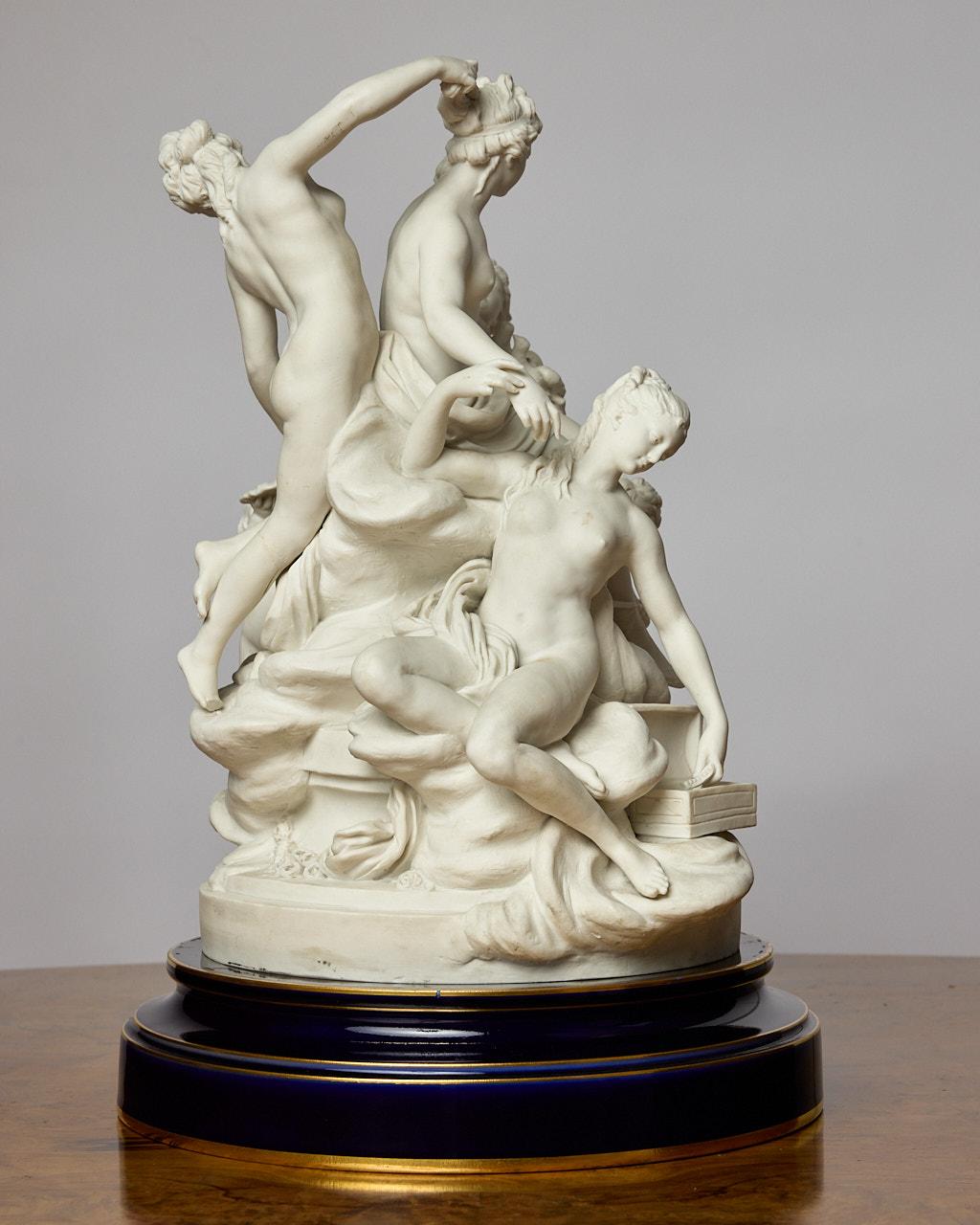 Sculpté à la main Porcelaine Bisque de Sèvres, Toilette de Vénus  Groupe figuratif, d'après Boizot en vente
