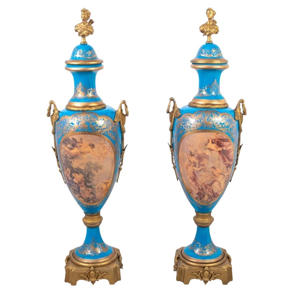 Pareja de jarrones ovoides Sevres Bleu Celeste Ground