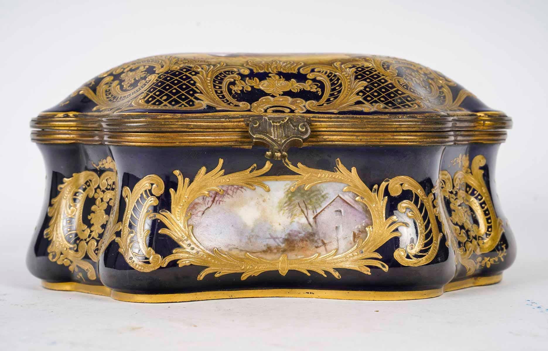 Caja azul de Sèvres, decoración esmaltada y dorada, siglo XIX, época de Napoleón III.

Caja azul de Sèvres del siglo XIX, época de Napoleón III, con decoración esmaltada y dorada.
H: 9,5 cm. Anchura: 21,5 cm, Profundidad: 18 cm