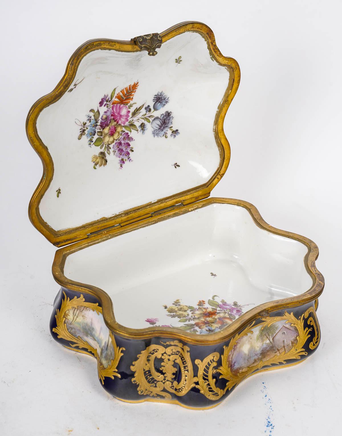 Caja azul de Sèvres, decoración esmaltada y dorada, época de Napoleón III. Esmaltado en venta