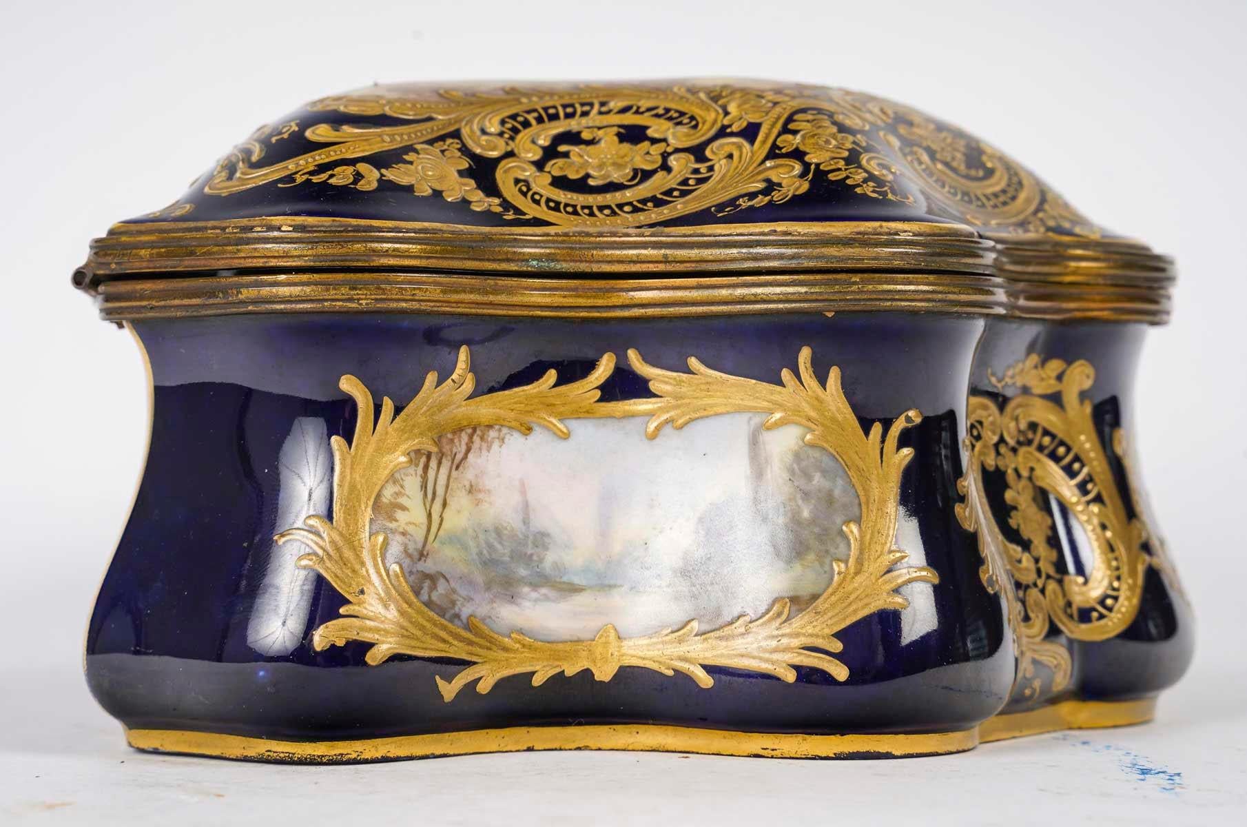 Caja azul de Sèvres, decoración esmaltada y dorada, época de Napoleón III. en Bueno estado para la venta en Saint-Ouen, FR