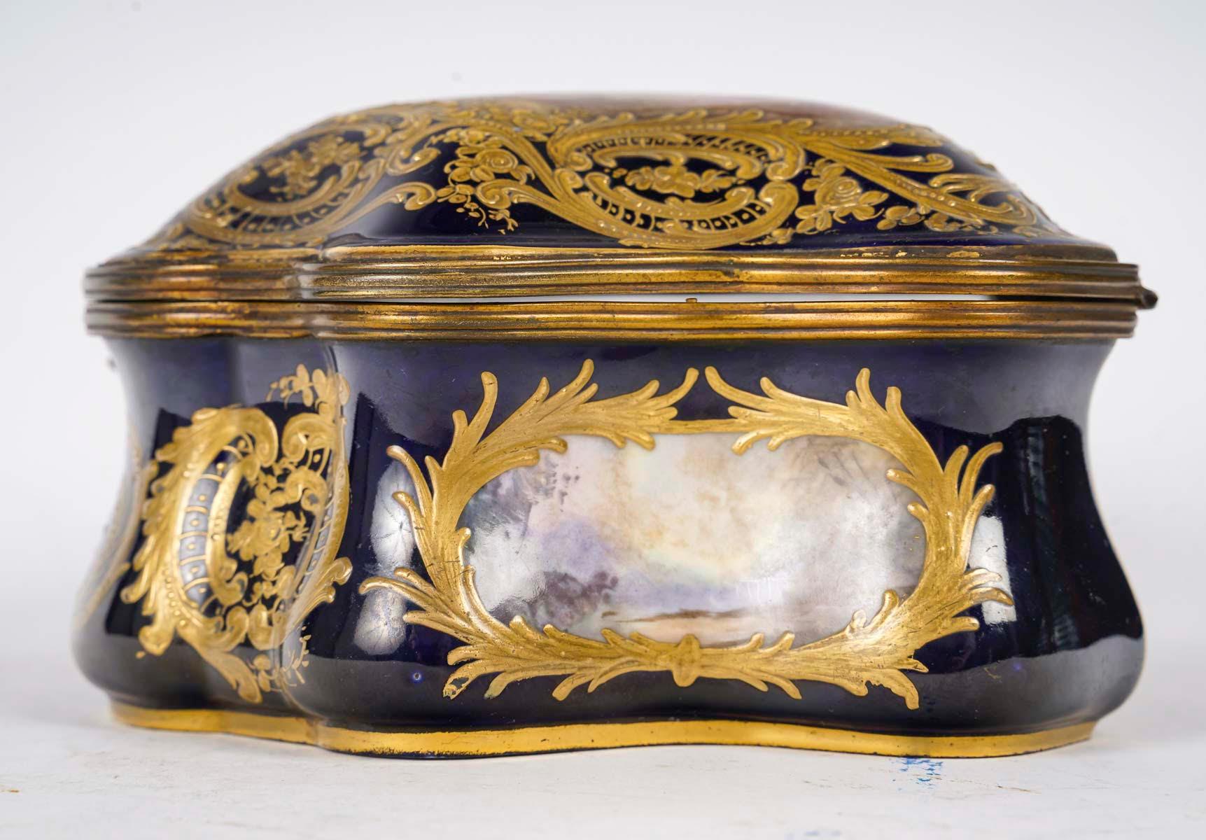 Caja azul de Sèvres, decoración esmaltada y dorada, época de Napoleón III. Latón en venta