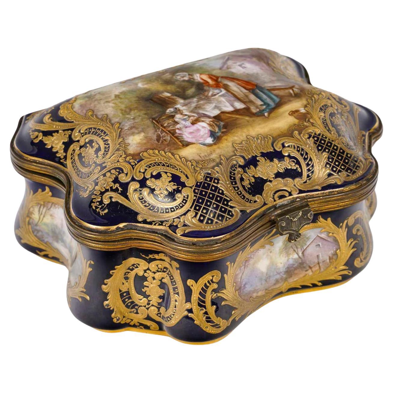 Caja azul de Sèvres, decoración esmaltada y dorada, época de Napoleón III.