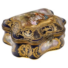 Caja azul de Sèvres, decoración esmaltada y dorada, época de Napoleón III.