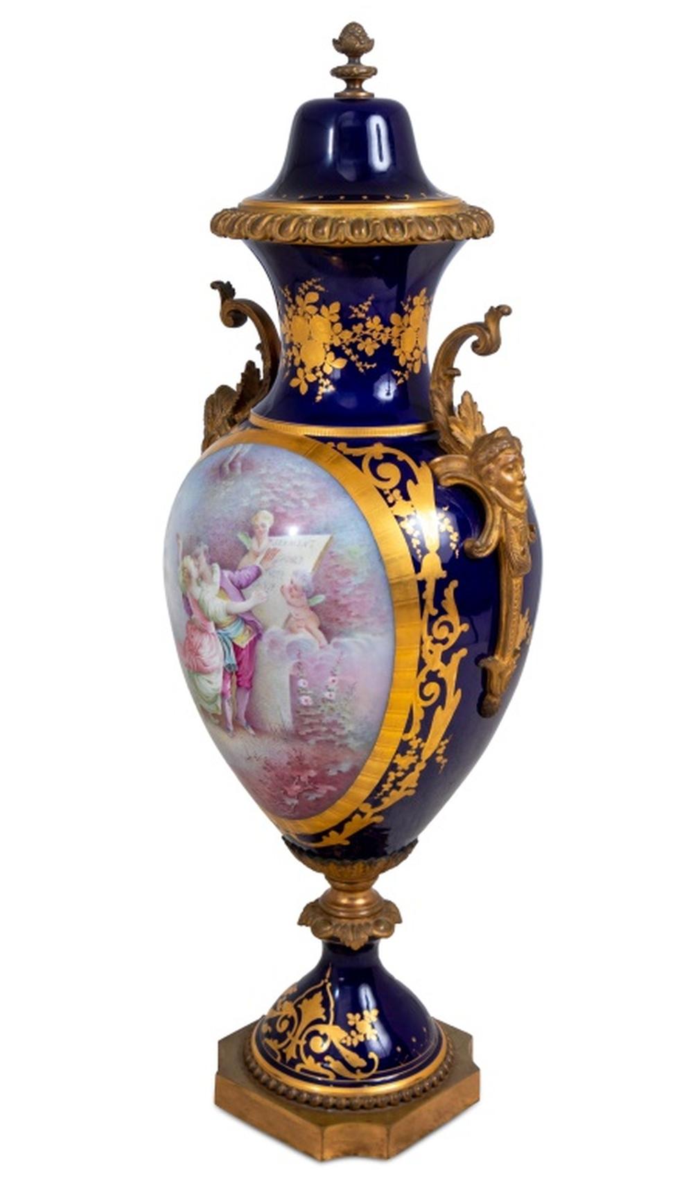 Francese Vaso coperto in porcellana a 2 manici con fondo blu di Sèvres in vendita