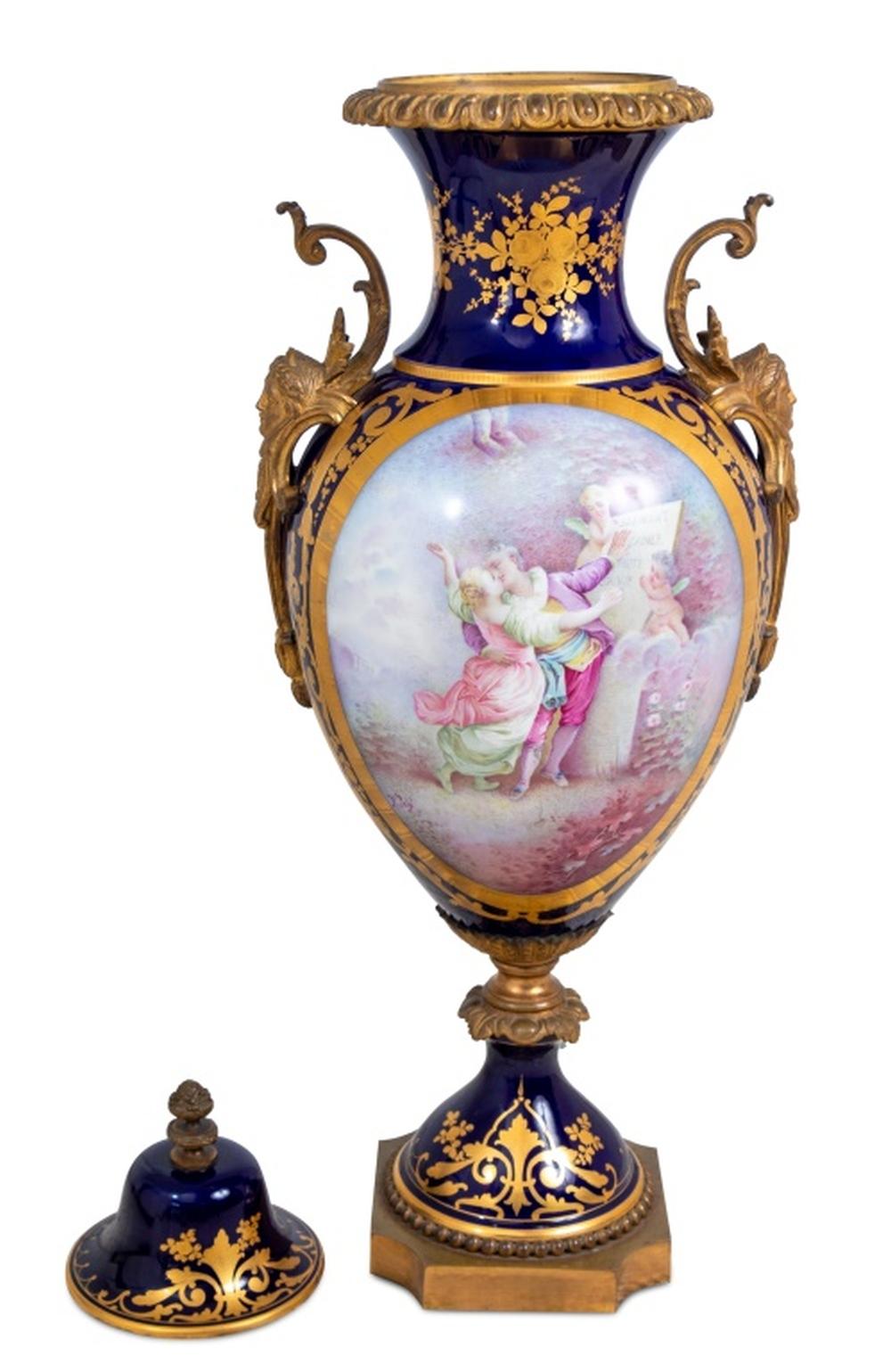 Smaltato Vaso coperto in porcellana a 2 manici con fondo blu di Sèvres in vendita