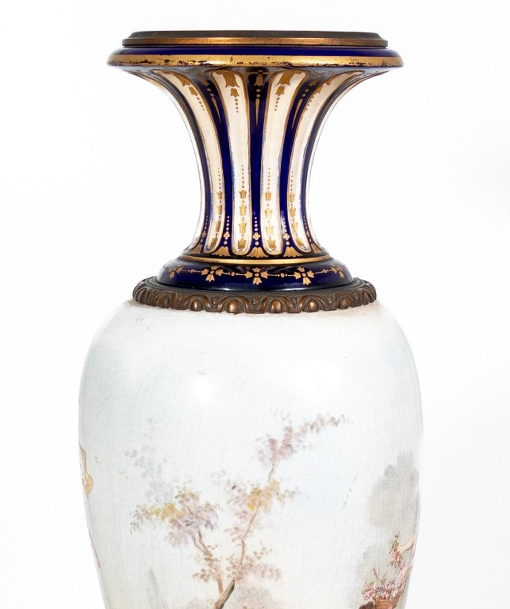Vaso ovoidale in porcellana di Sèvres con fondo blu e metallo dorato, circa tra la fine del XIX e l'inizio del XX secolo. Il corpo è dipinto con una scena continua di Afrodite che gioca con vari putti in un paesaggio, firmato 
