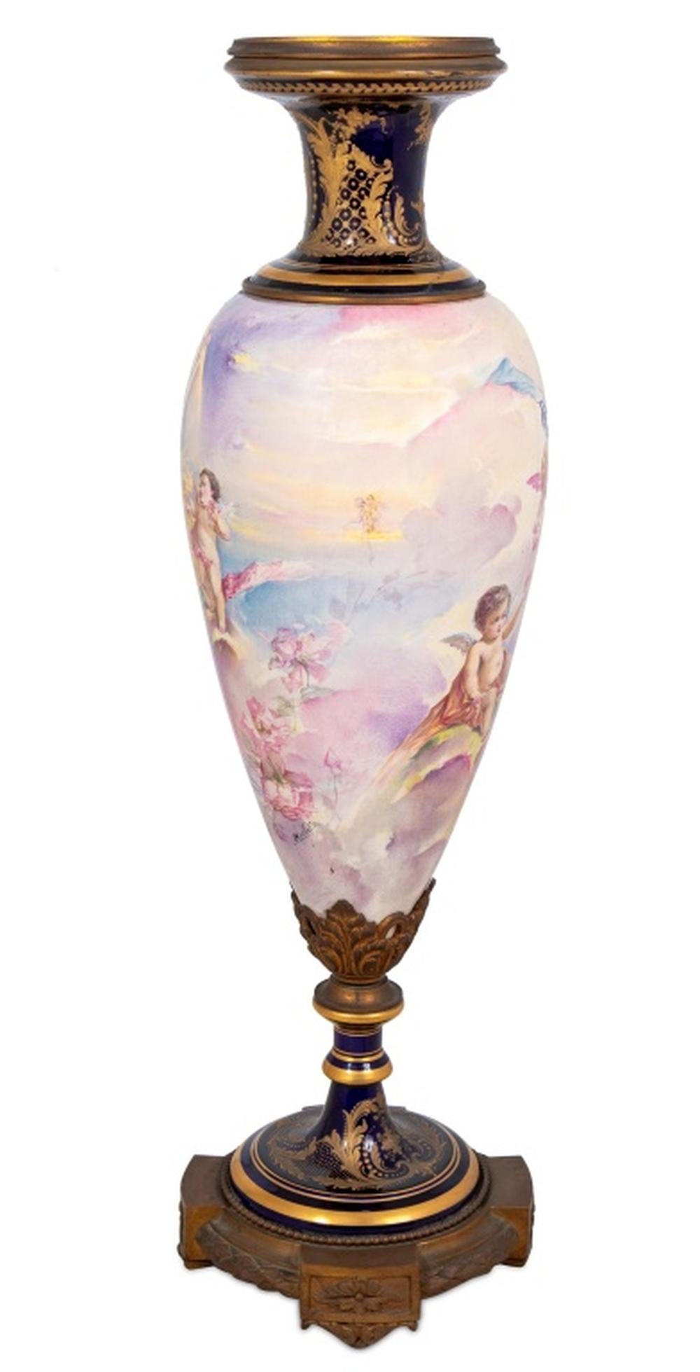 Vaso ovoidale in porcellana di Sèvres con fondo blu e metallo dorato, inizio XX secolo, dipinto con una scena continua di Afrodite e vari putti che si divertono tra le nuvole, firmato 