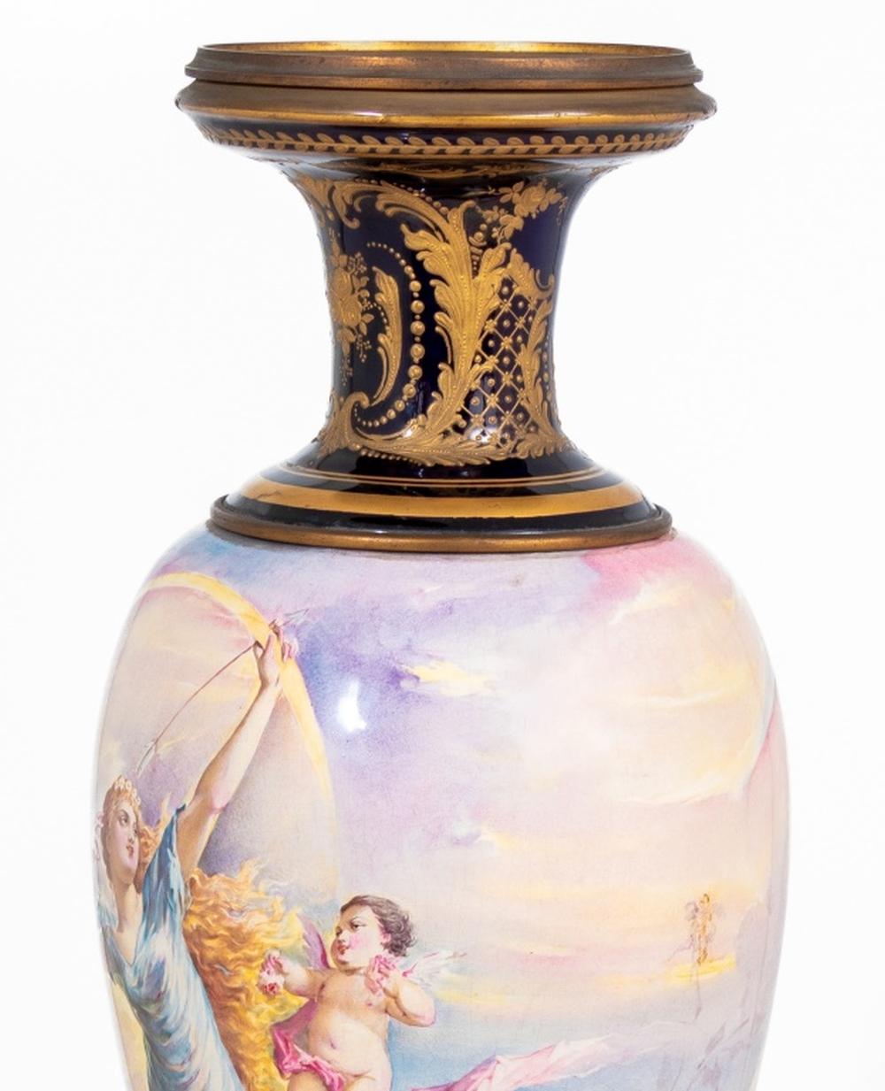 Francese Vaso ovoidale in porcellana con fondo blu di Sèvres in vendita