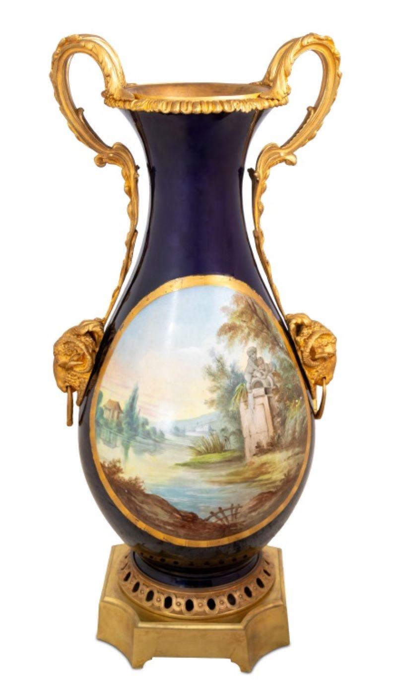 Neoclassico Vaso ovoidale a due manici in porcellana blu di Sèvres in vendita