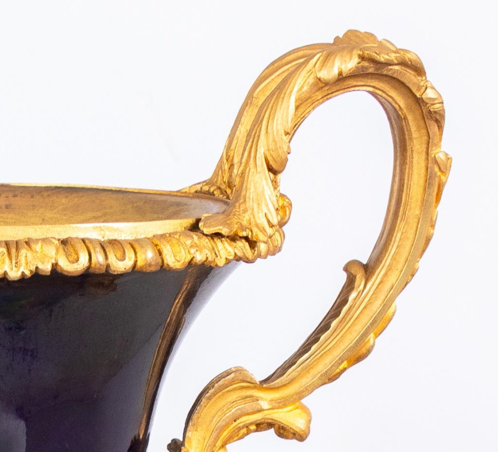 Francese Vaso ovoidale a due manici in porcellana blu di Sèvres in vendita