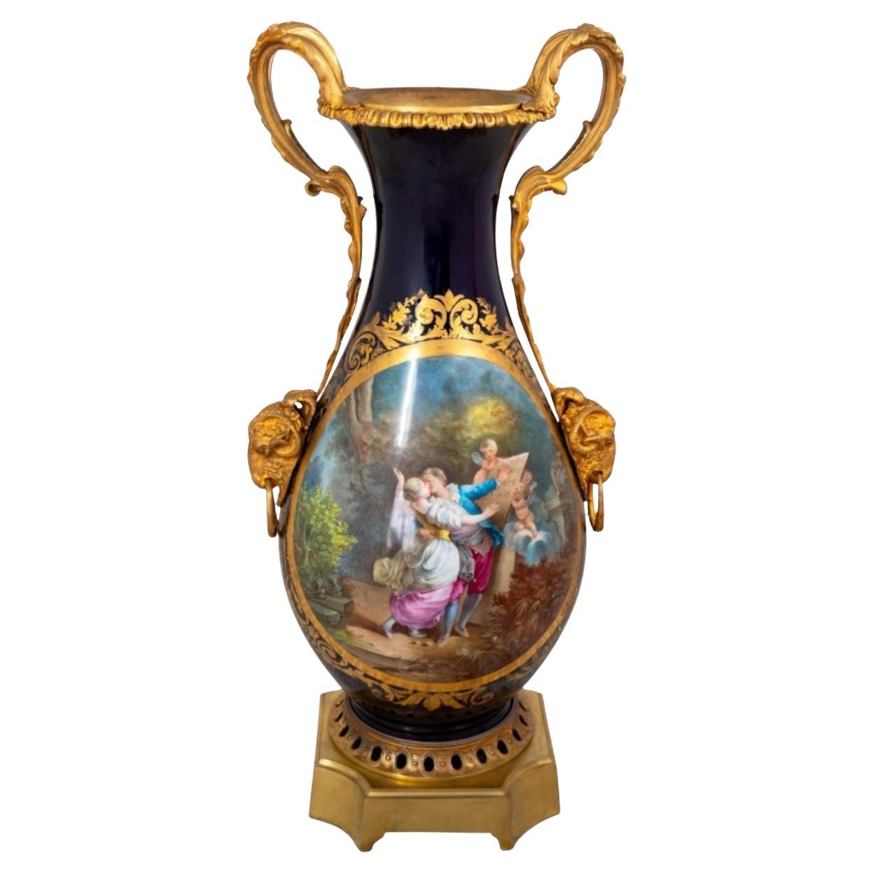 Vase ovoïde à deux anses en porcelaine bleue de Sèvres