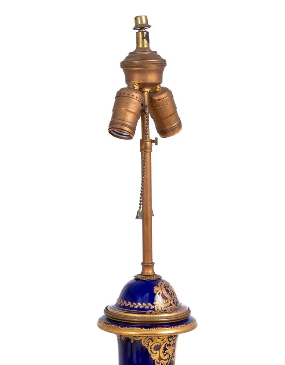 Néoclassique Vase en porcelaine bleue de Sèvres monté en lampe en vente