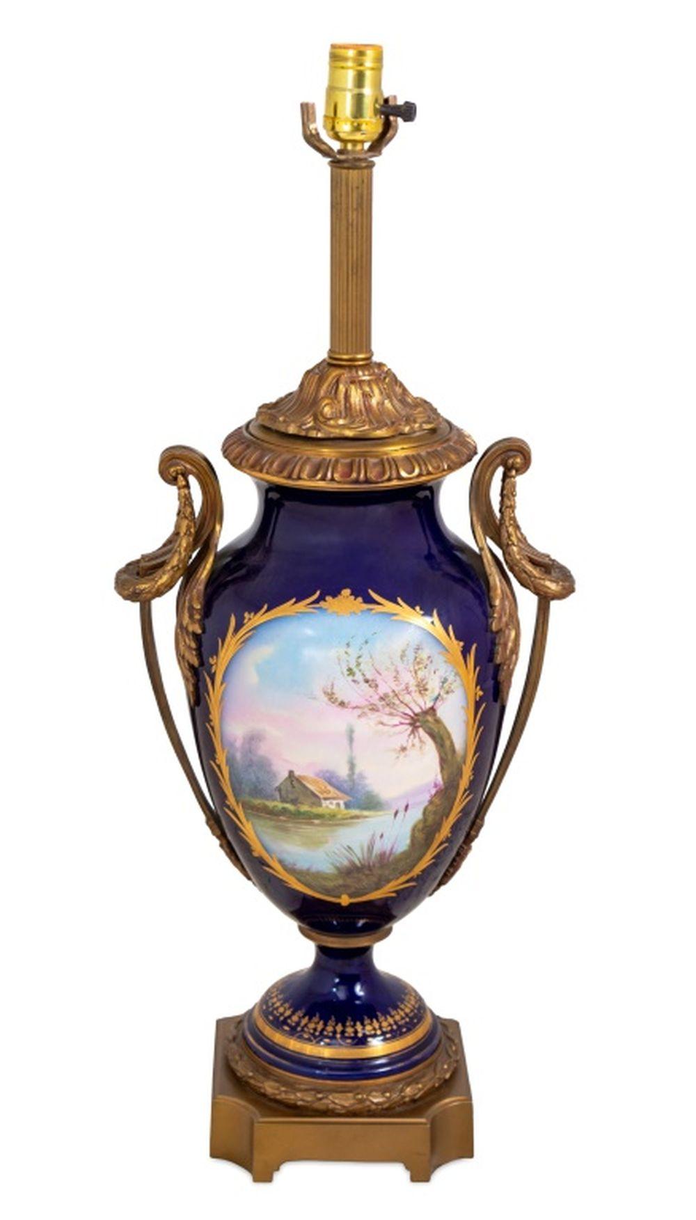 Sèvres Blaugeschliffene Porzellanvase als Lampe montiert (Neoklassisch) im Angebot