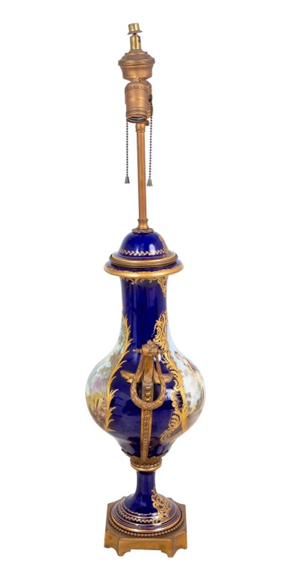 Français Vase en porcelaine bleue de Sèvres monté en lampe en vente