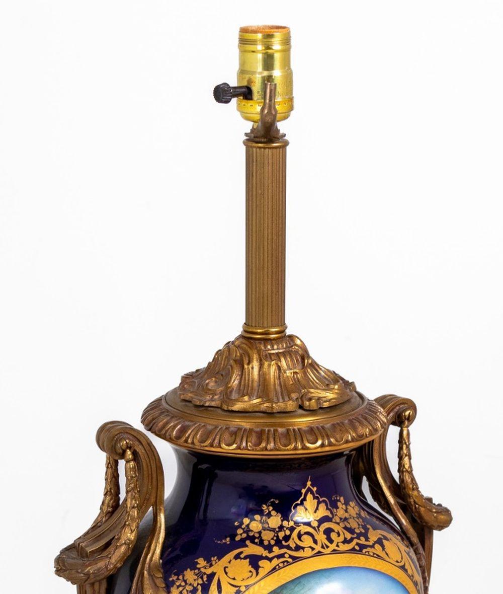 Sèvres Blaugeschliffene Porzellanvase als Lampe montiert (Französisch) im Angebot