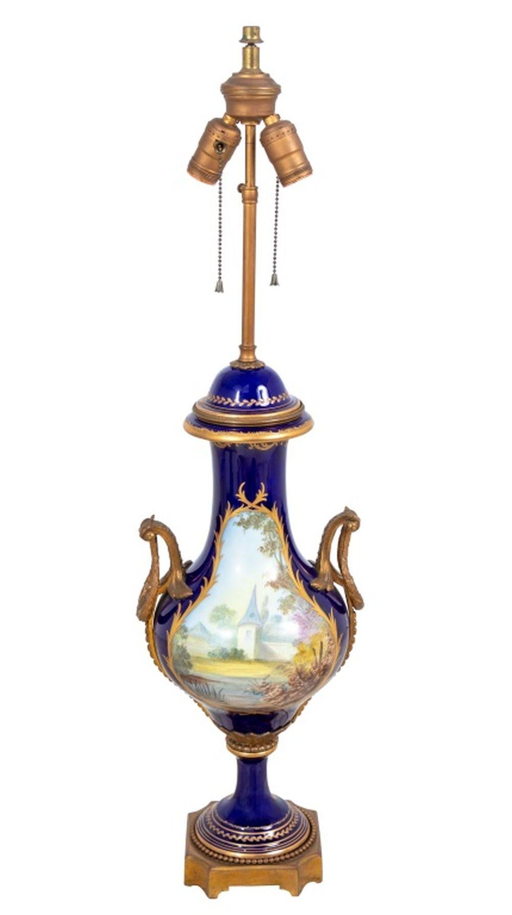 Peint Vase en porcelaine bleue de Sèvres monté en lampe en vente