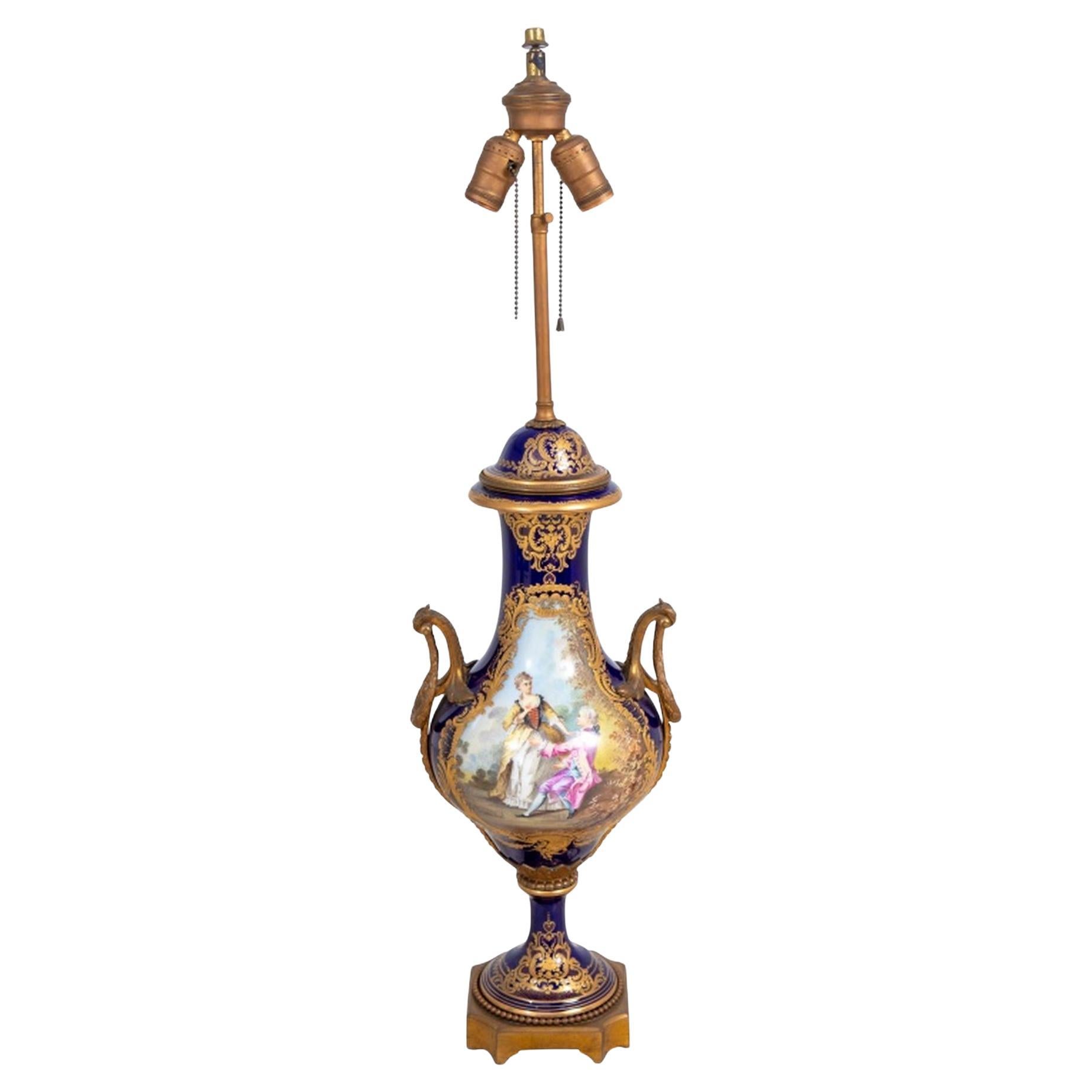 Vase en porcelaine bleue de Sèvres monté en lampe